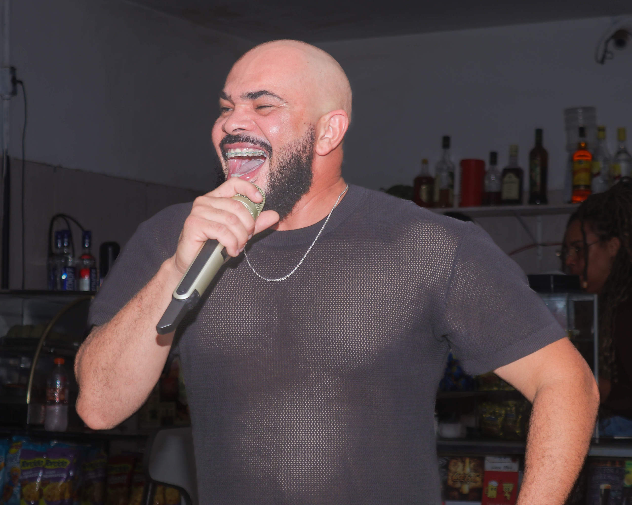 Aqui temos o registro do meu amigo e cantor da banda Du Paçoca durante o show no Bar do Skinão. 🎤🔥📸Uma noite de muita música, animação e energia positiva. Foi incrível poder registrar esse momento especial e toda a vibração do público durante a apresentação.