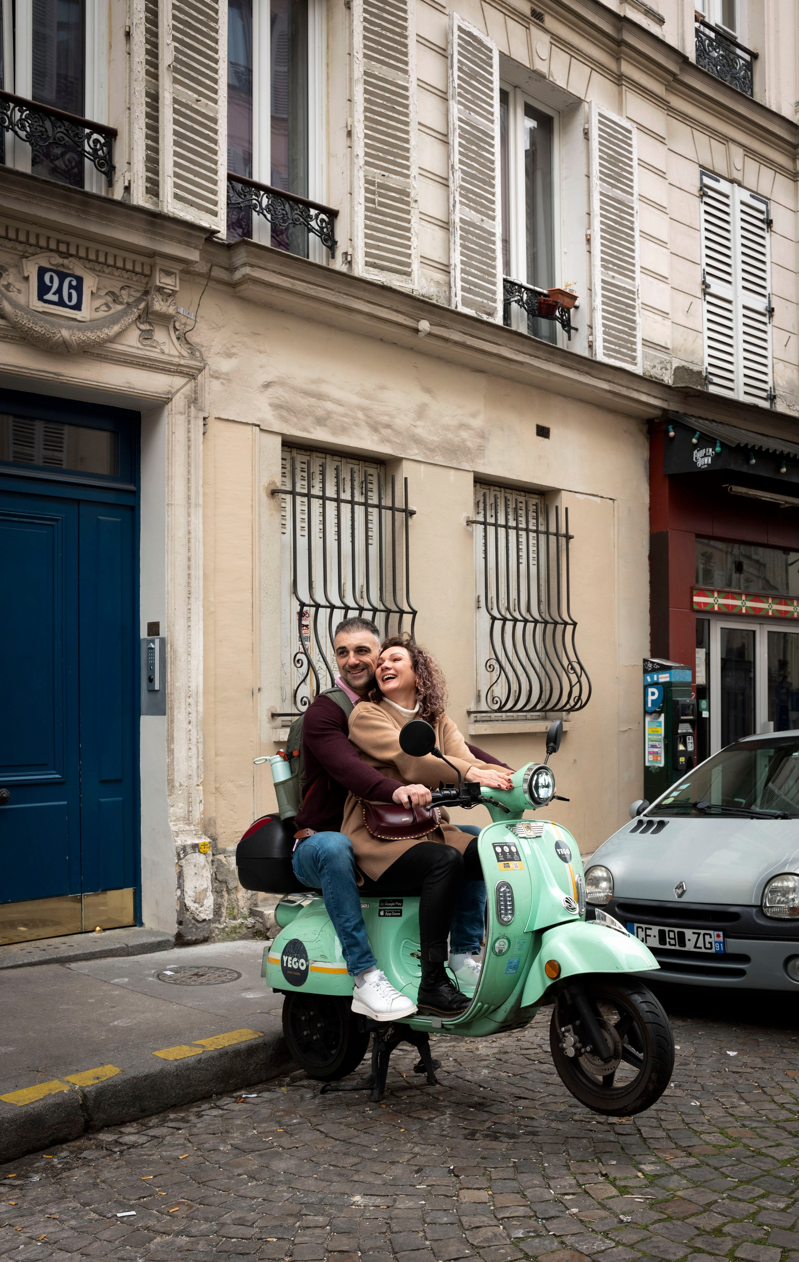 Street photoshoot in Paris. Alina Tagzieva- a photograper in Paris