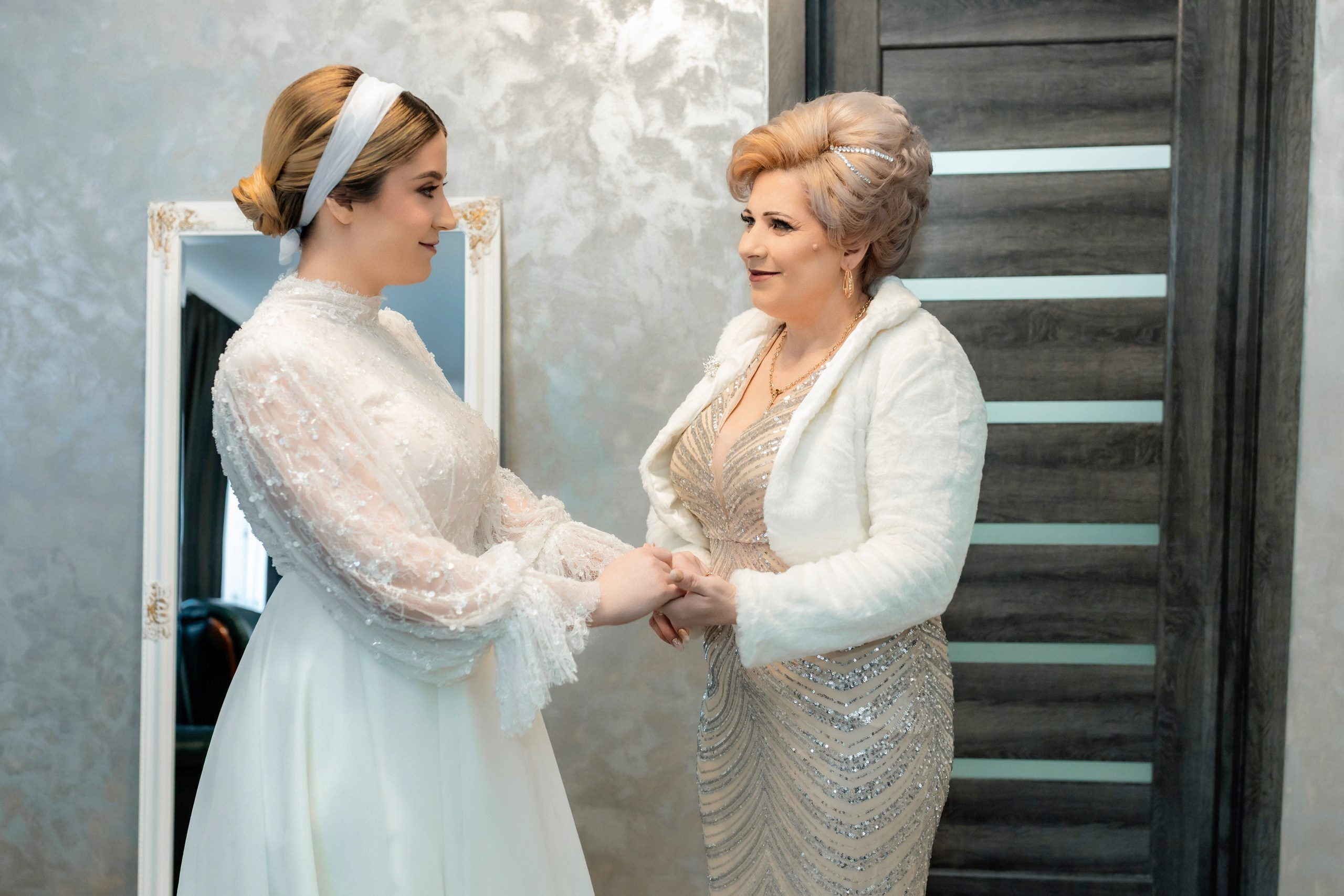 Fotograf nuntă Târgu Neamț – Samuel și Roxana, fotografie autentică realizată de AlinoFotoStudio 2. Fotograf nuntă Iași, Bacău, Suceava și Botoșani – Alin Chirilă surprinzând momente reale de nuntă 3. Fotografie de nuntă cu emoție și credință – AlinoFotoStudio, fotograf povestitor 4. Fotograf profesionist nuntă în Moldova – cadre naturale și pline de emoție 5. Alin Chirilă fotograf nuntă – poveste reală surprinsă prin fotografie 6. Fotograf nuntă cu stil documentar – momente autentice din ziua nunții Pregătiri mireasă acasă – fotografie naturală realizată de Alin Chirilă fotograf nuntă 8. Detalii din ziua nunții – fotograf nuntă Iași și Botoșani, AlinoFotoStudio 9. Emoții din dimineața nunții – fotograf profesionist Moldova 10. Cadre autentice din pregătiri – fotograf nuntă Suceava și Bacău Ceremonie religioasă nuntă – moment emoționant surprins de fotograf Alin Chirilă 12. Nuntă cu valori creștine – fotografie din biserică realizată cu discreție 13. Rugăciune și emoție în ziua nunții – fotograf nuntă Târgu Neamț 14. Legământ în fața lui Dumnezeu – fotografie de nuntă autentică 15. Fotograf nuntă biserică – momente sincere și pline de semnificație Petrecere de nuntă – cadre naturale realizate de AlinoFotoStudio 17. Bucurie și dans la nuntă – fotograf nuntă Iași și împrejurimi 18. Momente autentice de la restaurant – fotograf nuntă Bacău Suceava 19. Atmosferă de nuntă surprinsă discret – Alin Chirilă fotograf -AlinoFotoStudio – fotograf nuntă cu abordare naturală și emoțională 21. Alin Chirilă fotograf – povestitor prin fotografie de nuntă 22. Fotograf nuntă în Moldova – stil documentar și autentic 23. Fotografie de nuntă sinceră și elegantă – AlinoFotoStudio- Fotograf nuntă Iași Bacău Suceava Botoșani – Alin Chirilă AlinoFotoStudio 26. Fotograf nuntă Târgu Neamț și Moldova – fotografie profesională de eveniment 27. Fotograf nuntă cu valori creștine și stil documentar – AlinoFotoStudio - Alin Chirilă – AlinoFotoStudio Fotograf nuntă Iași • Bacău • Suceava • Botoșani - Samuel & Roxana, Târgu Neamț -Momente reale, trăite sincer și păstrate pentru totdeauna.