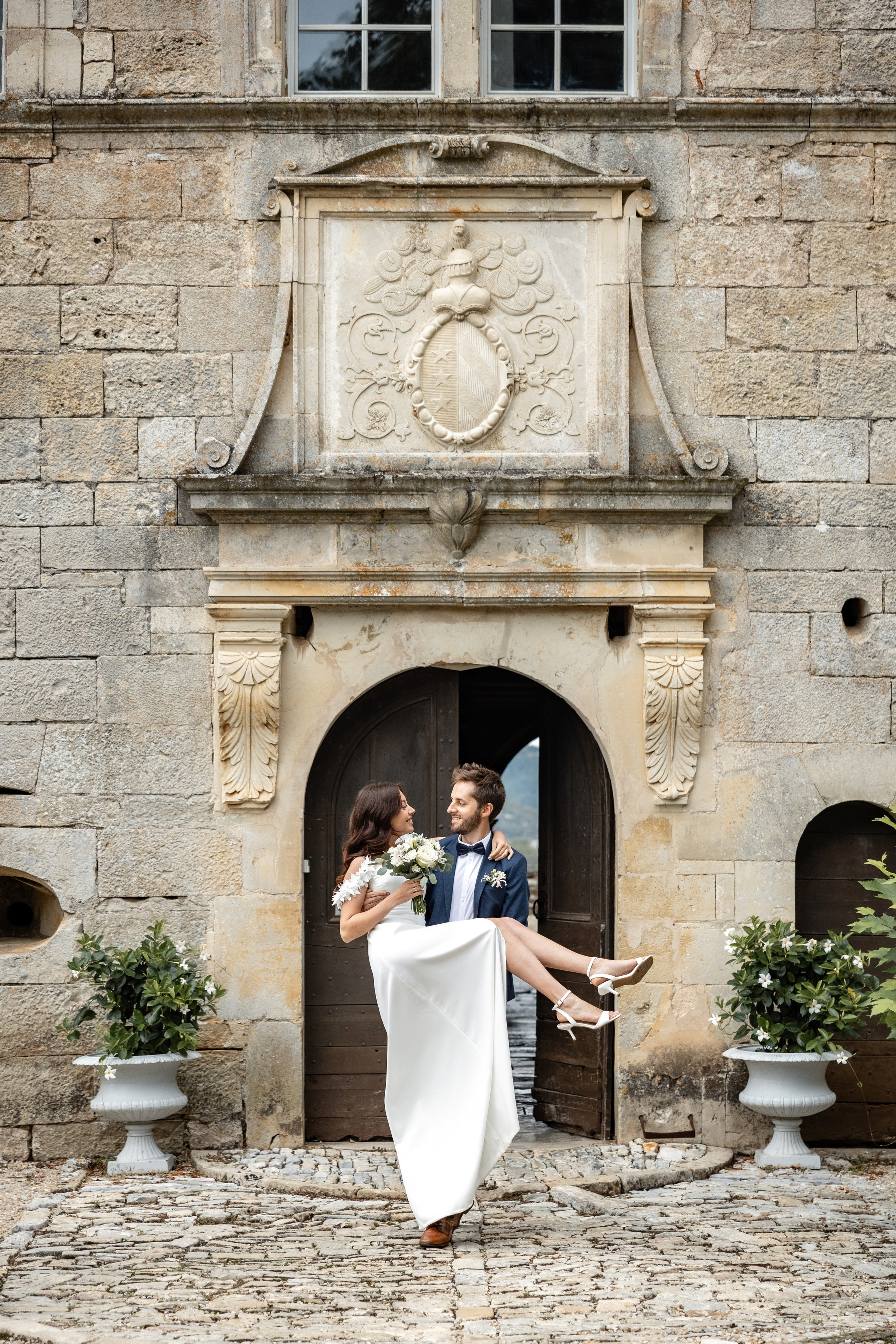 French Chateau Wedding. Elopement at Château de Cénevières. Eugénie Smirnova — your photographer in Toulouse and southwest France