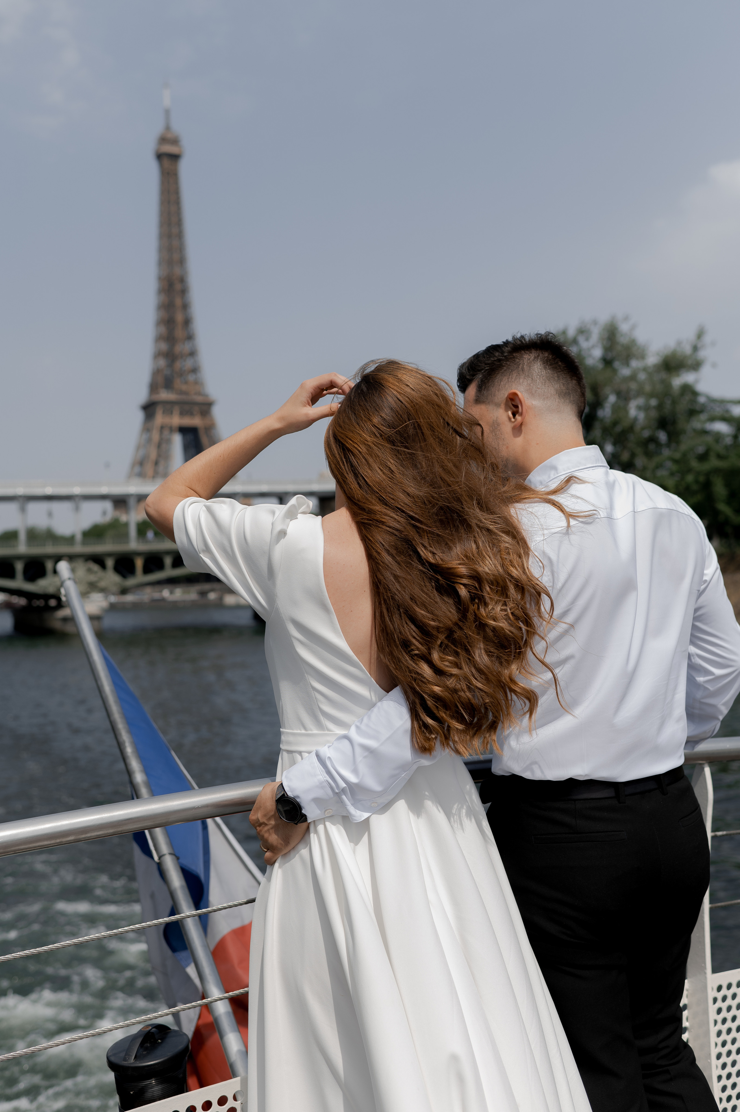 Romantic Paris wedding on the Seine, featuring an ASOS bridal dress. Budget-conscious wedding in Paris with a low-cost photographer. Destination wedding in Paris.