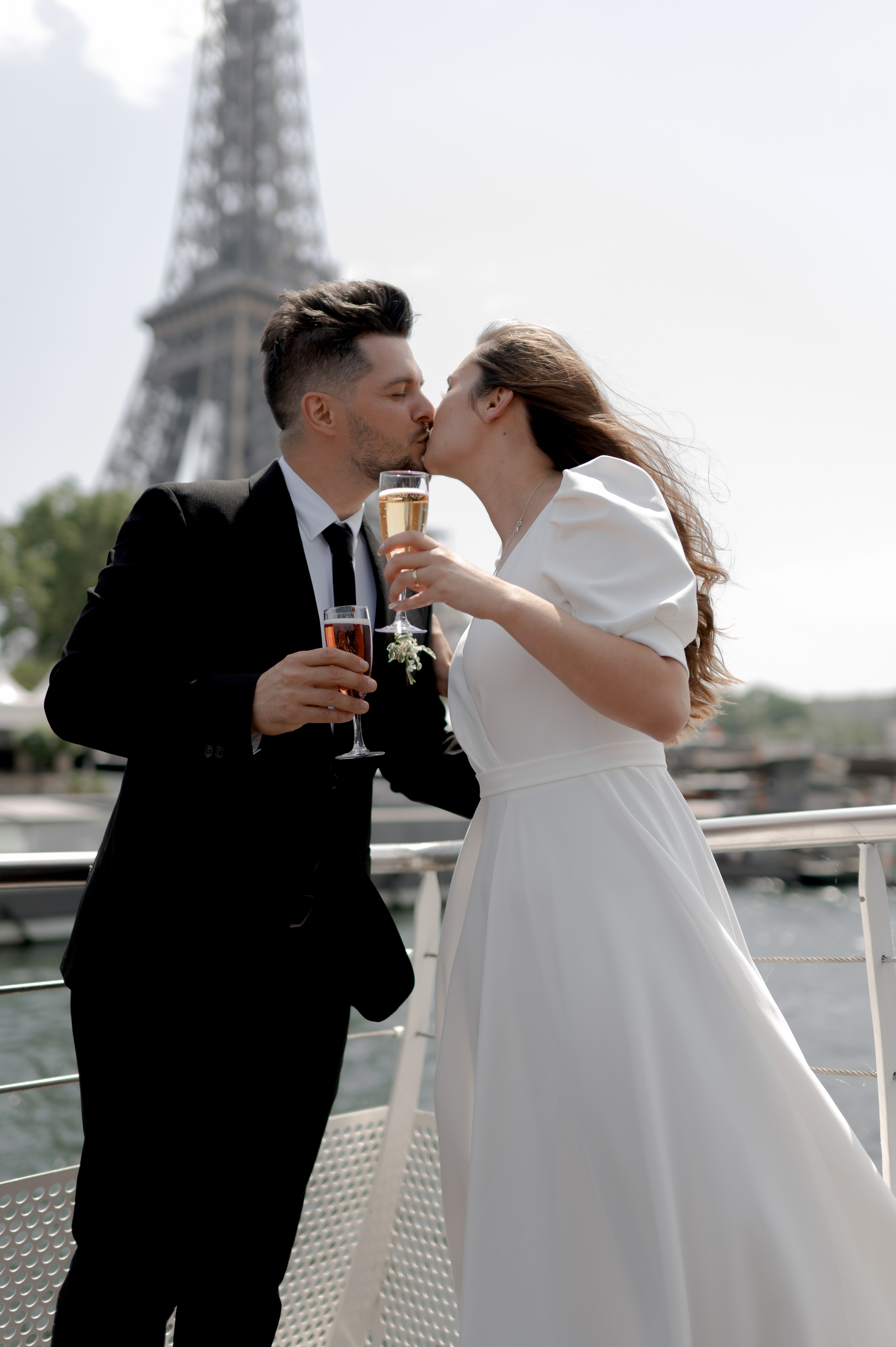 Dreamy wedding on the Seine in Paris with an ASOS dress. Cost-effective wedding in Paris with a low-cost photographer. Ideal destination wedding in Paris.
