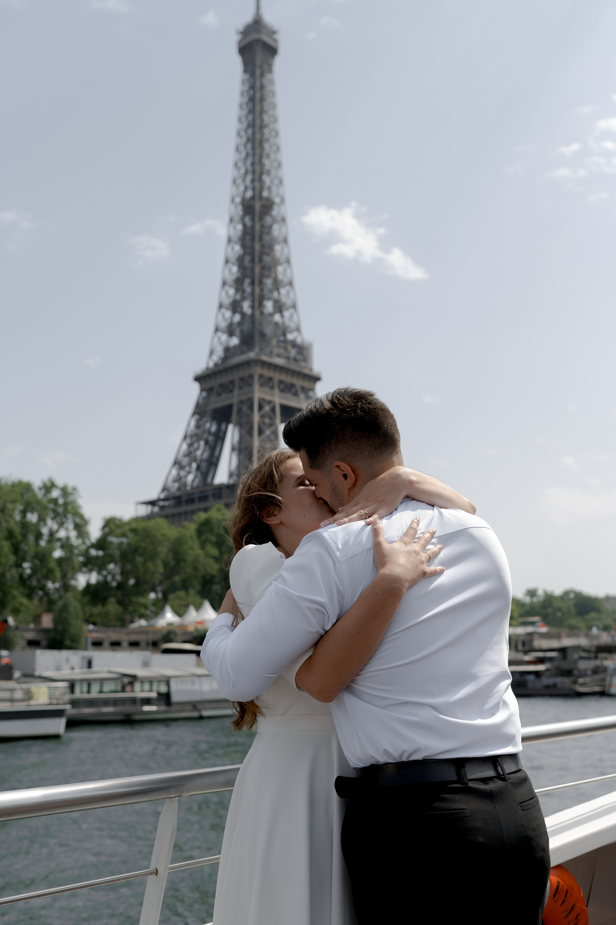 Elegant wedding on the Seine in Paris, highlighting an ASOS dress. Cost-effective wedding in Paris with a low-cost photographer. Destination wedding in Paris.