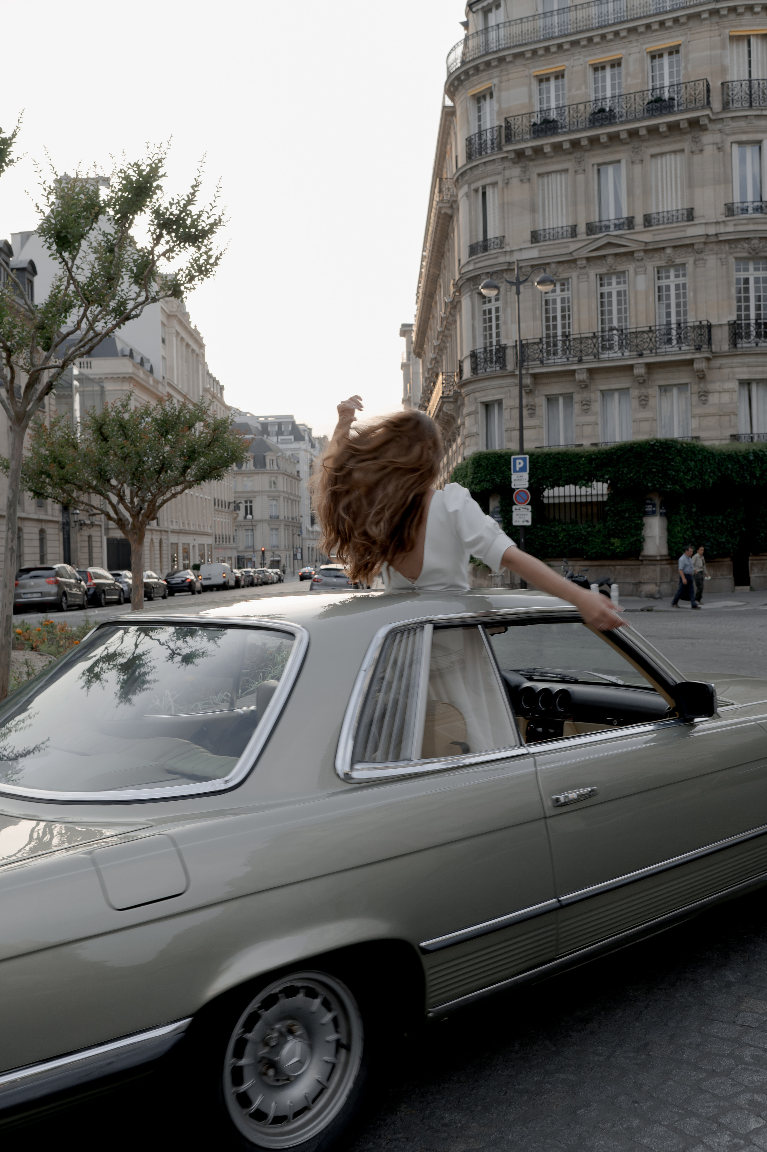 Elegant Paris wedding on the Seine, highlighting an ASOS wedding dress. Cost-effective wedding in Paris with a low-cost photographer. Destination wedding in Paris.
