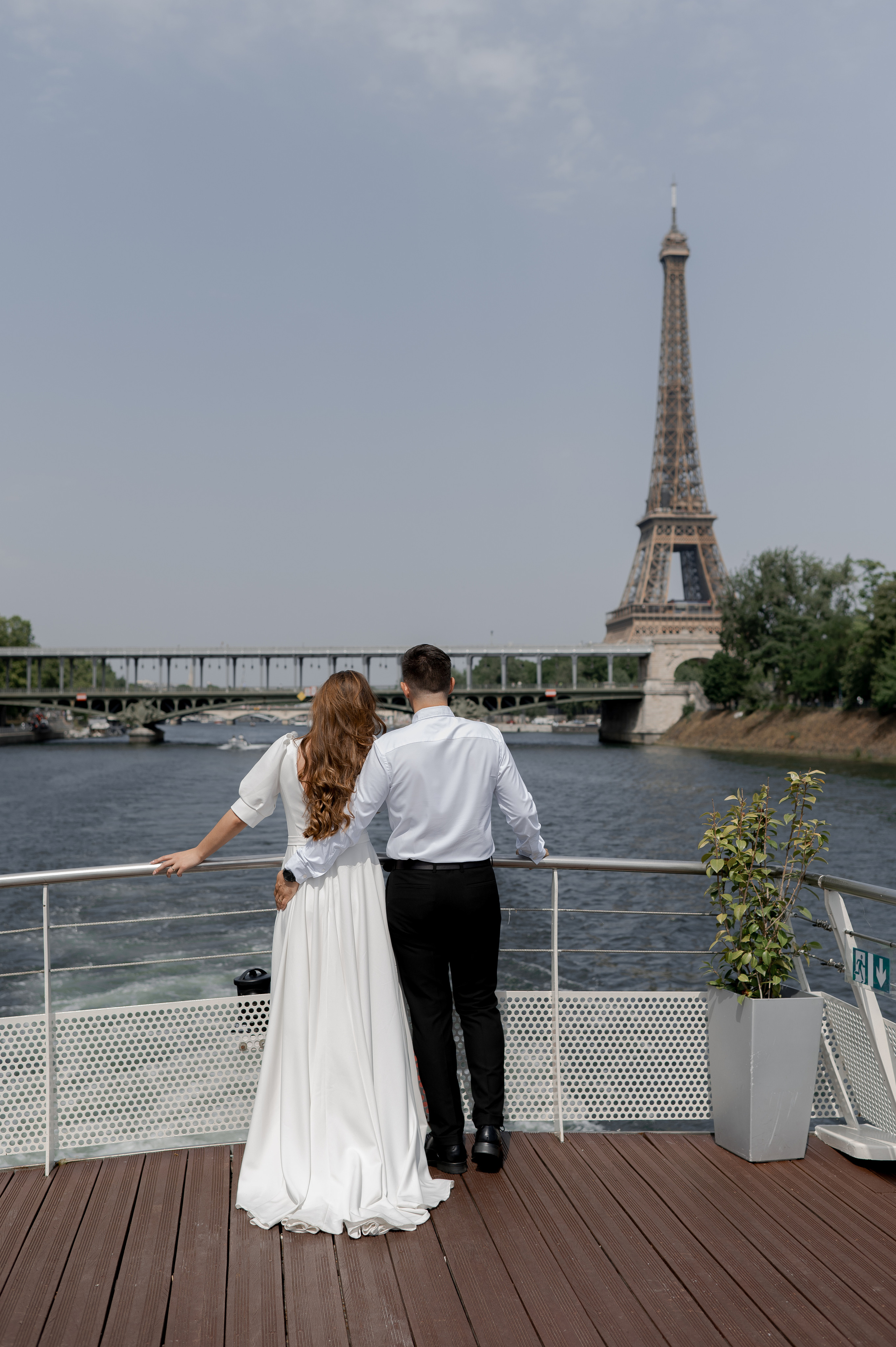 Scenic wedding on the Seine in Paris with an ASOS wedding dress. Affordable Paris wedding and budget-friendly photography. Destination wedding in Paris.