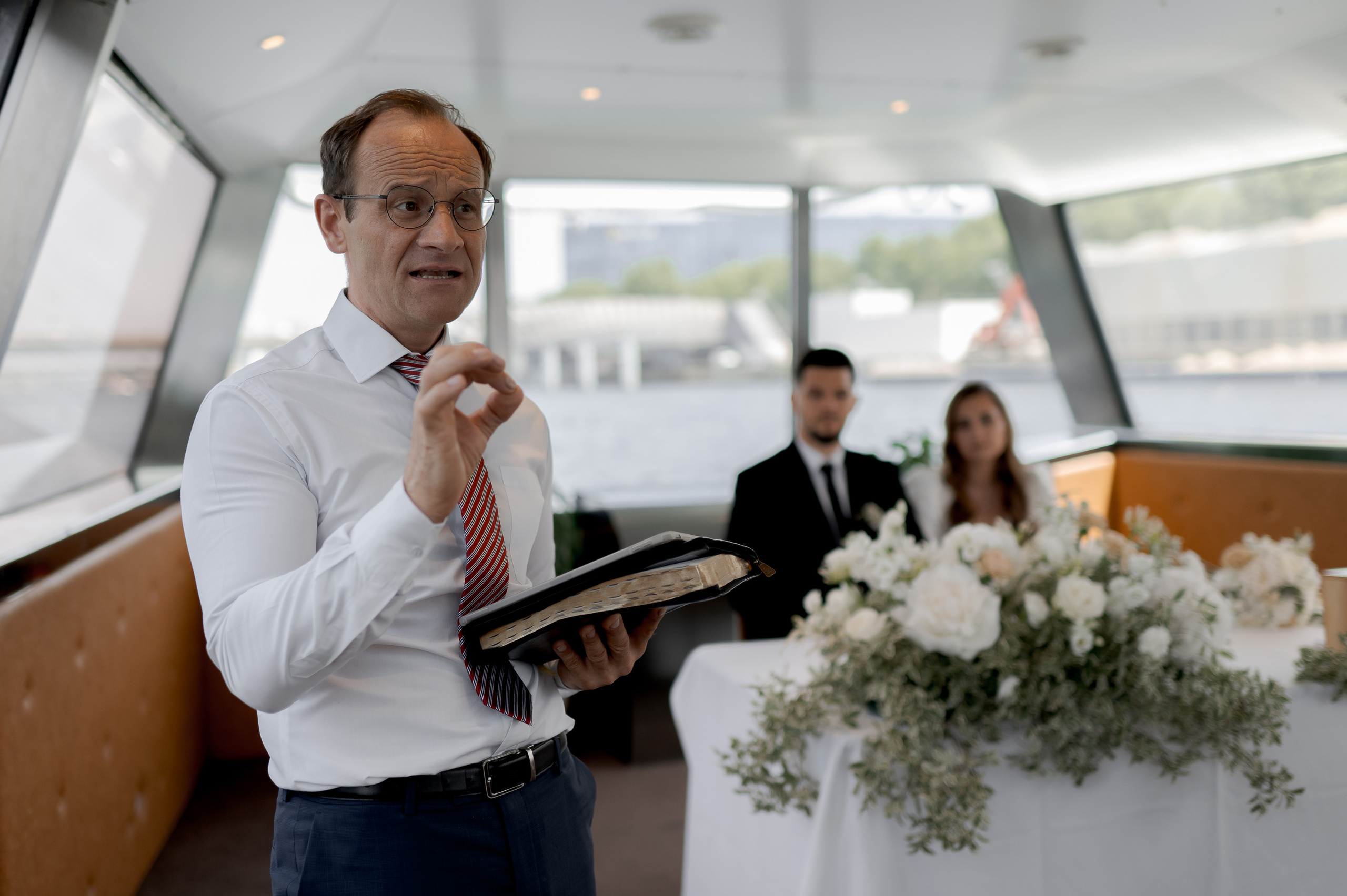 Paris Wedding on The Seine. Wedding photographer and videographer based in Timisoara, Romania