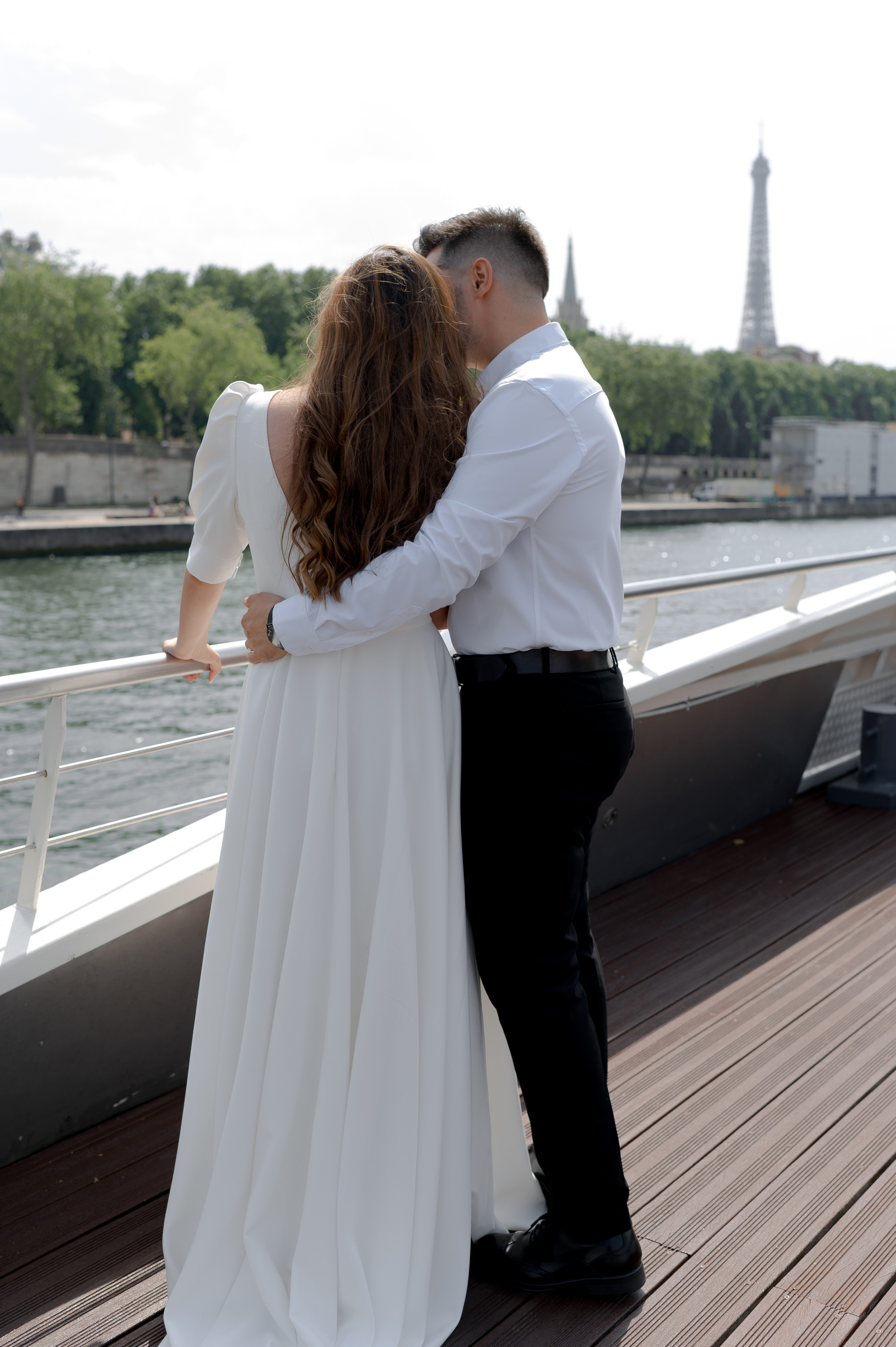 Picturesque wedding on the Seine in Paris with an ASOS wedding dress. Affordable Paris wedding and a budget photographer. Destination wedding in Paris.