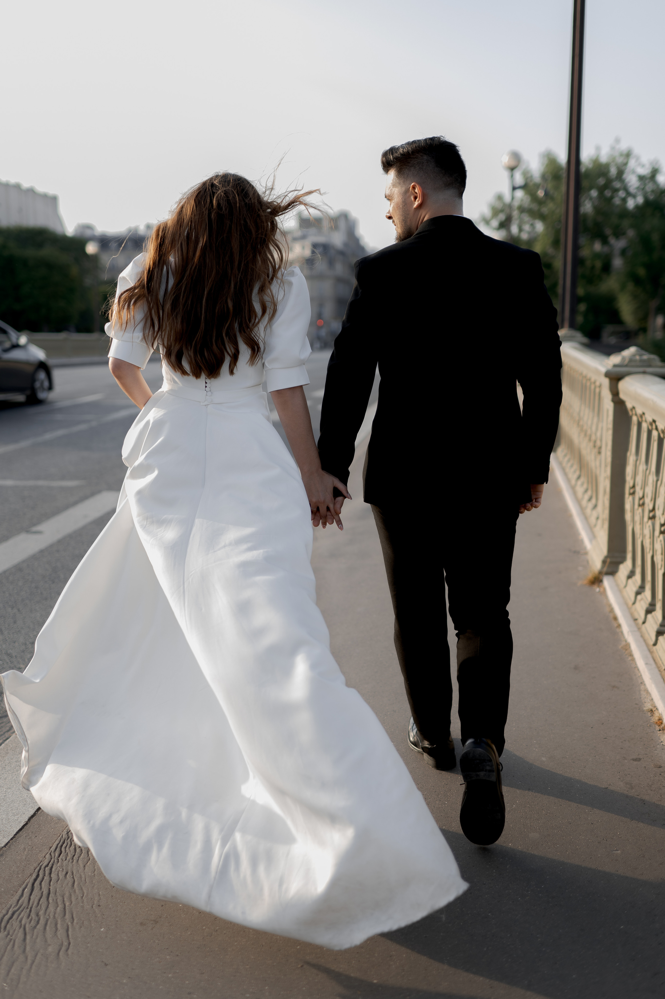 Captivating wedding on the Seine in Paris with an ASOS bridal dress. Affordable wedding in Paris and budget-friendly photography. Destination wedding in Paris.