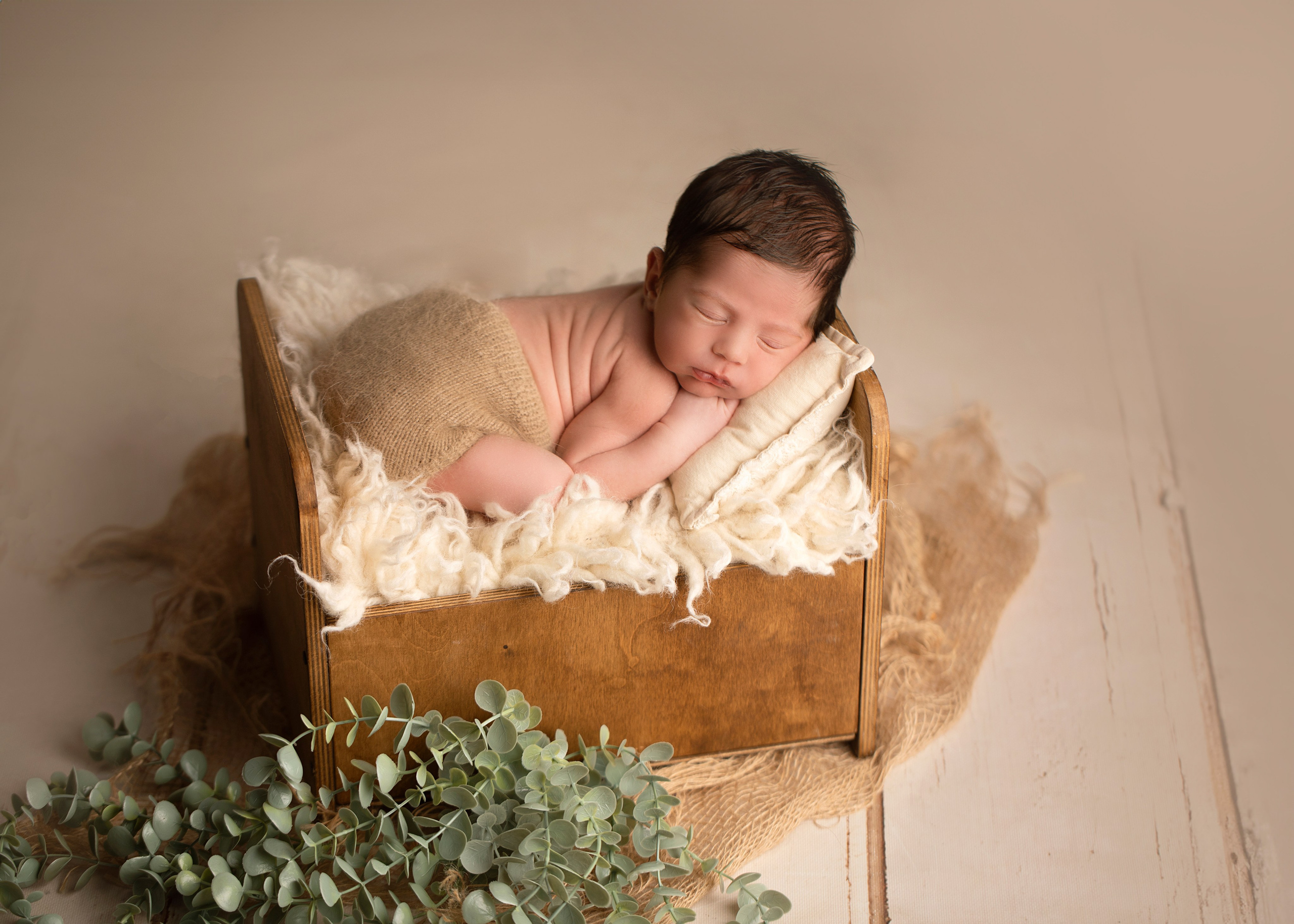 "Nyfödda barn som ligger tillsammans i en mjuk filt. Bilden visar deras söta ansikten och små händer, perfekt för att illustrera nyfödda fotograferingar och babyfotografi."