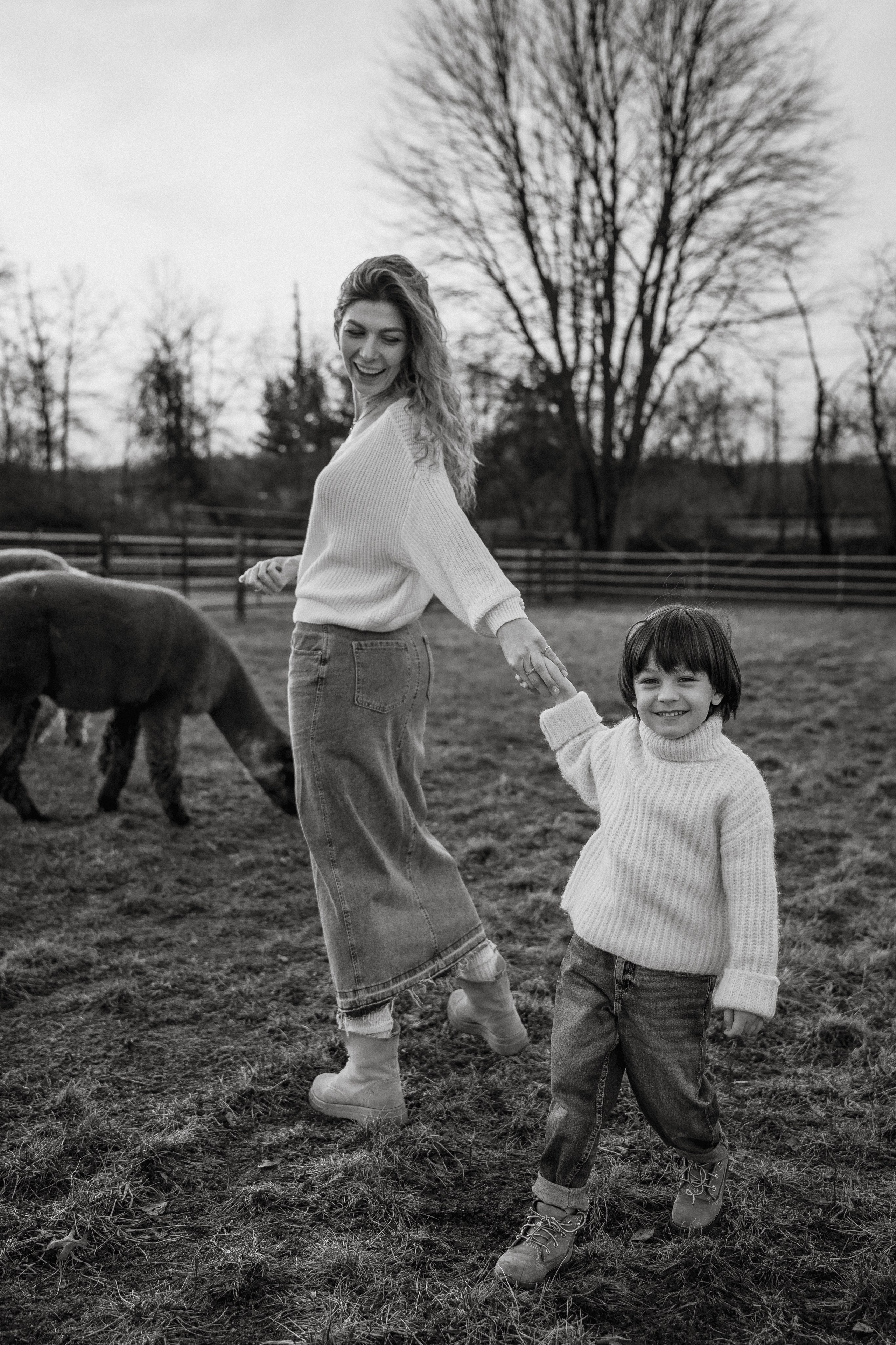 Unique Family Photography at an Alpaca Farm – Fun & Playful. Alisa Tant — Family and newborn photographer Bucks County, Montgomery county, Philadelphia, NJ