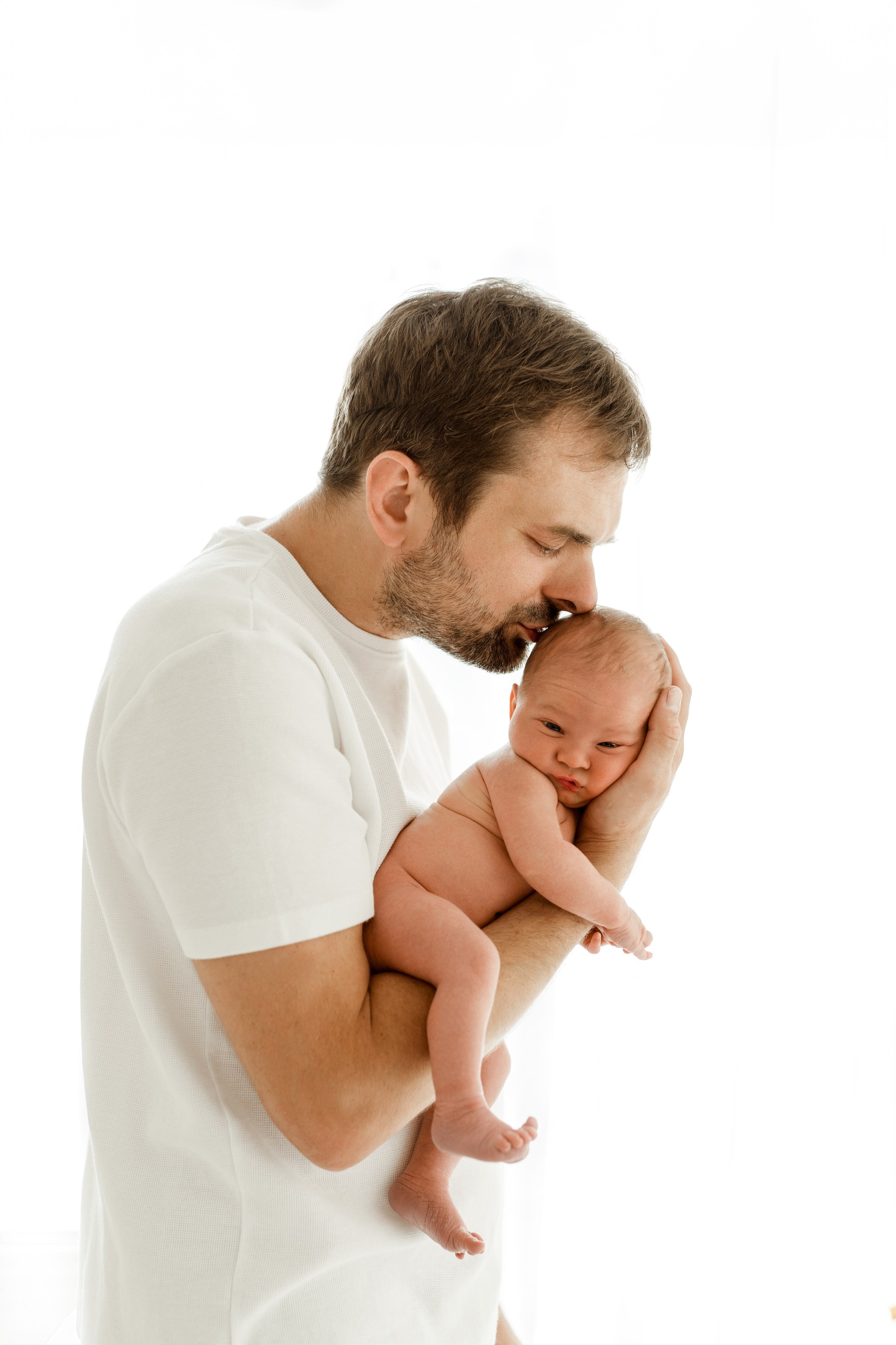 Sesja noworodkowa w Łodzi – dziecko uśpione na ramieniu taty