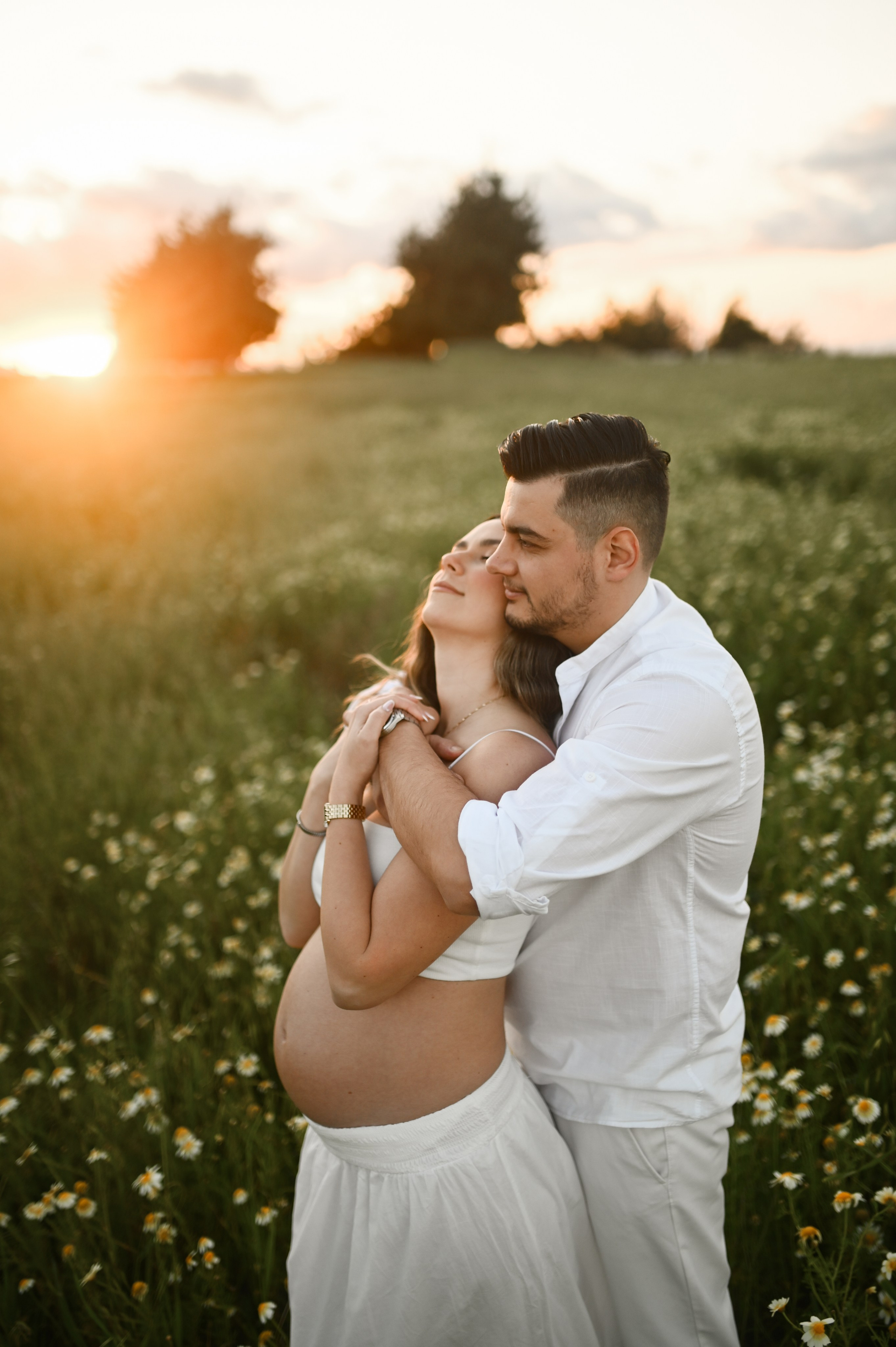 Ρομαντική φωτογράφιση εγκυμοσύνης σε χωράφι με λουλούδια. WELCOME