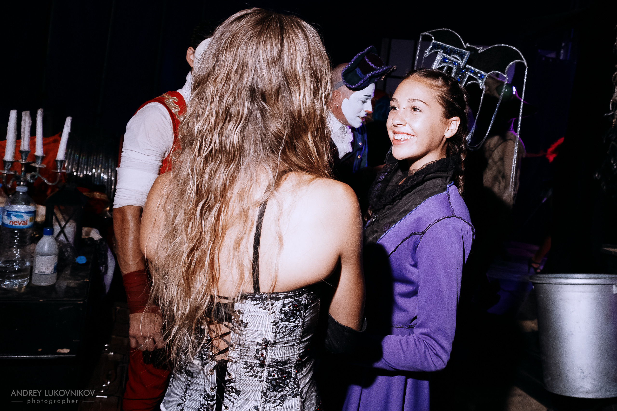 Sesión de fotos entre bastidores en El Circo Encantado: la vida de los artistas tras bambalinas