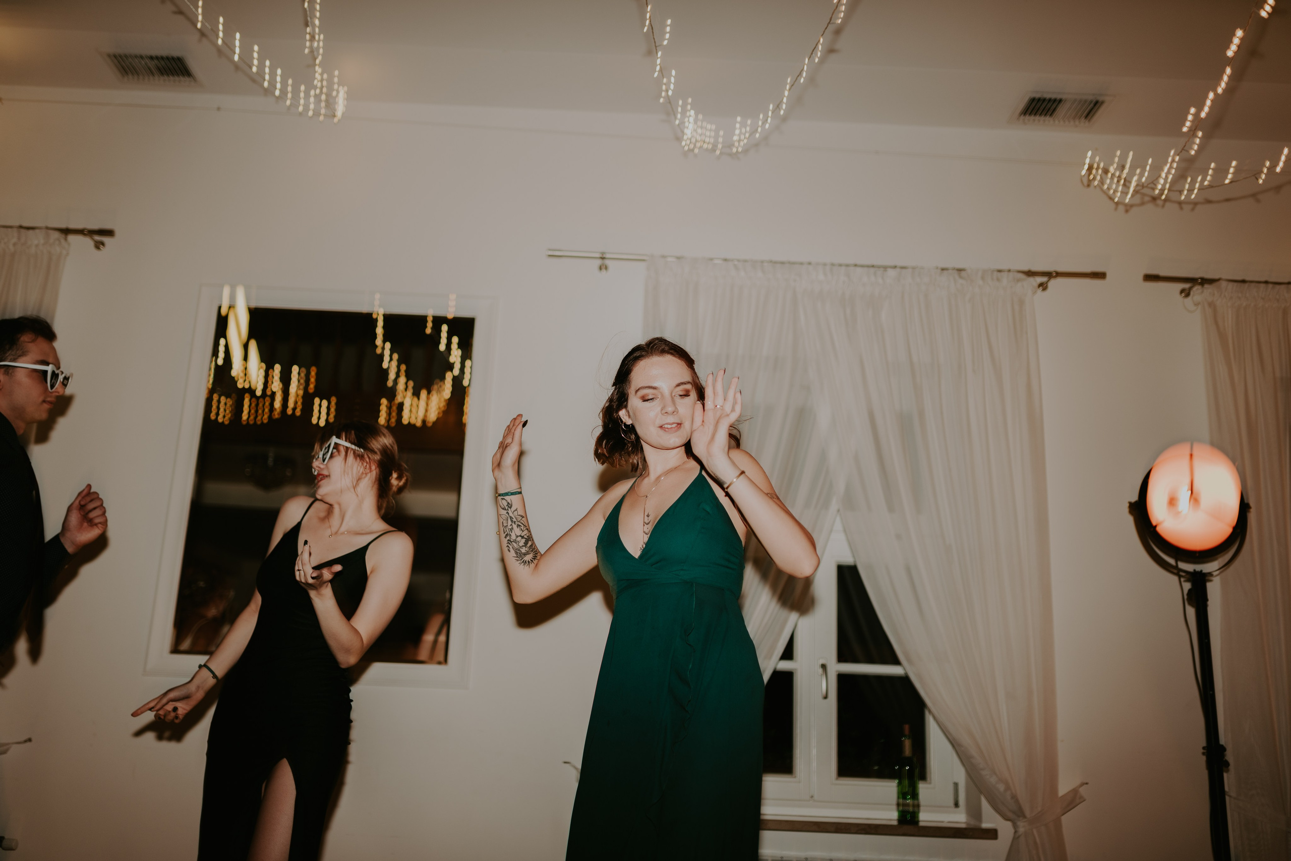 Dwór Wierzbno: plenerowy ślub pod wierzbą. Karkowskafoto - fotografia miłości