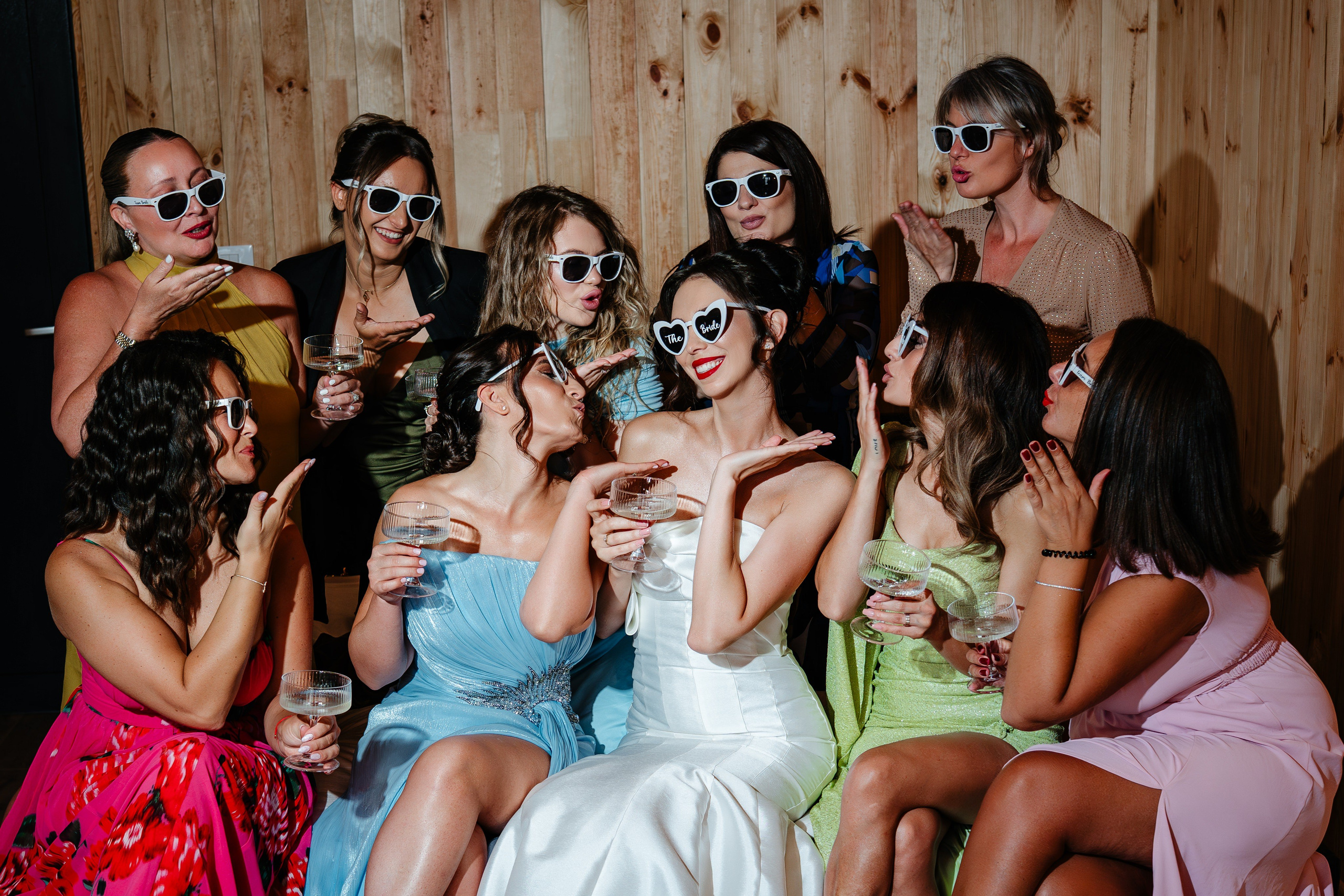 Mireasa și domnișoarele de onoare distrându-se la Cabana Masiv, Comănești.