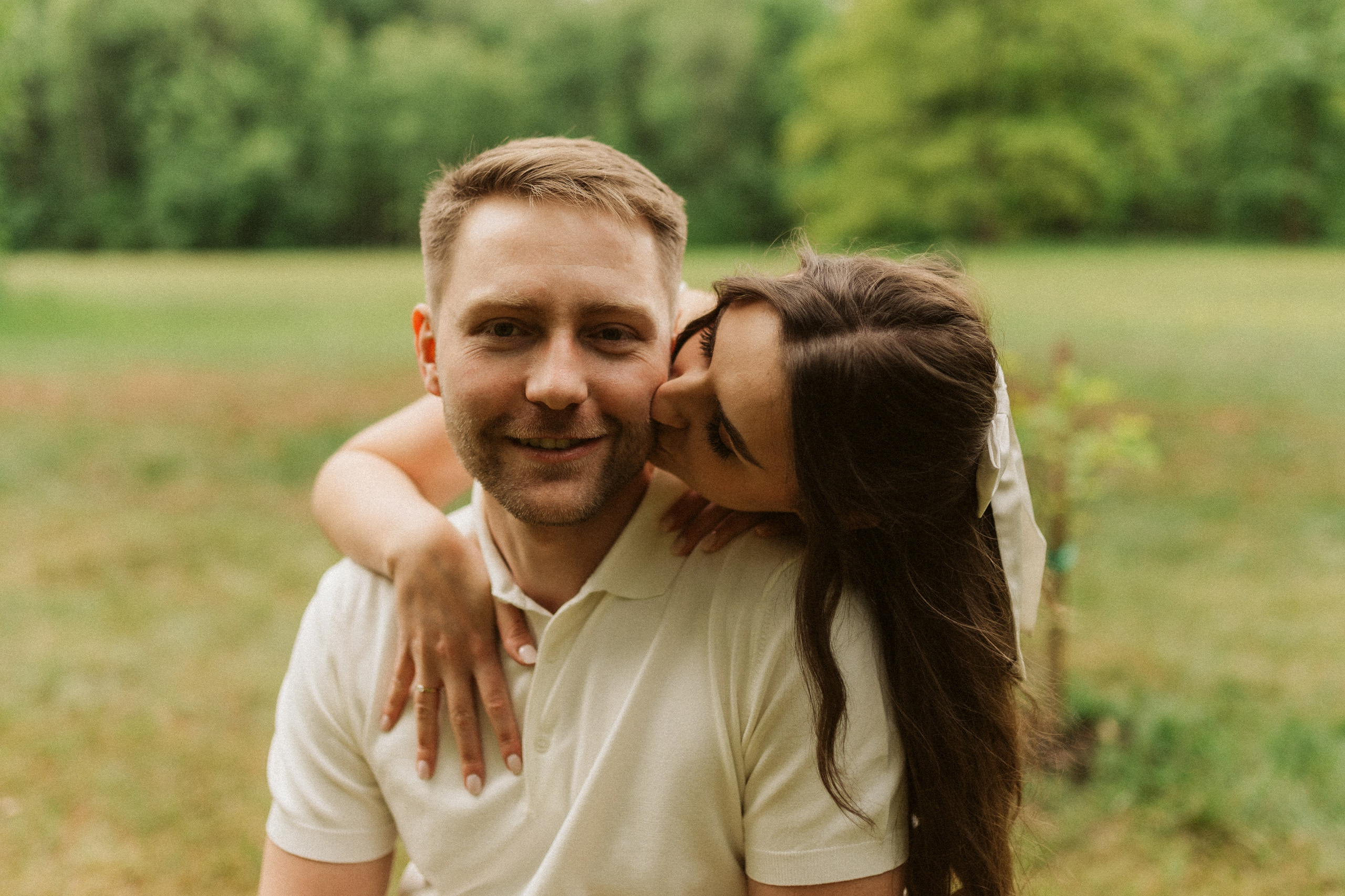 Sesja dla par Świerklaniec – bliskość i czułość w zielonym plenerze