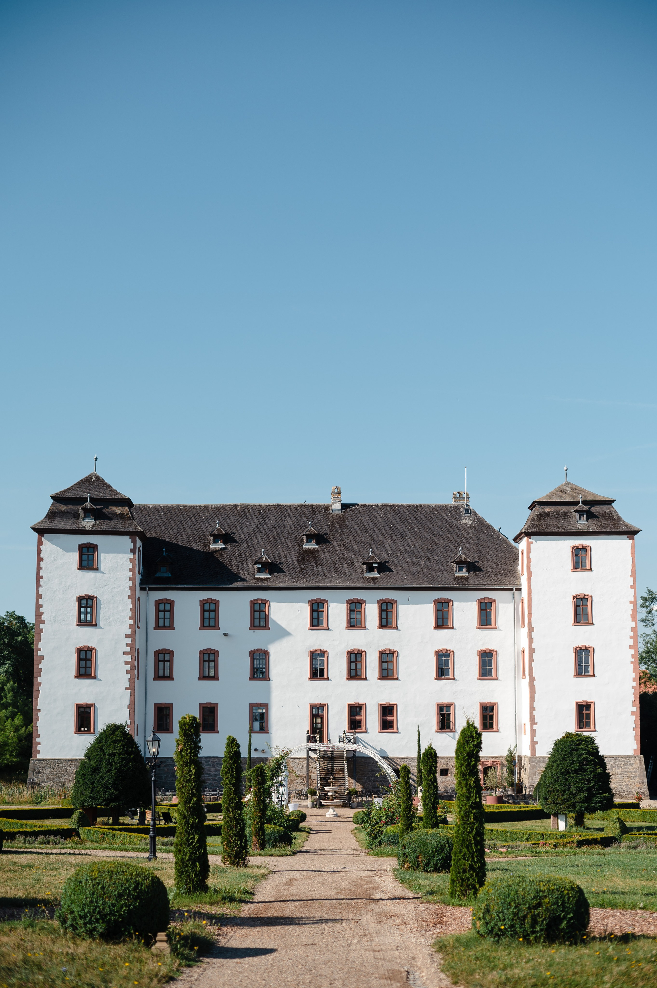 Fassade von Schloss Walkershofen am Hochzeitstag von Christina und Oliver