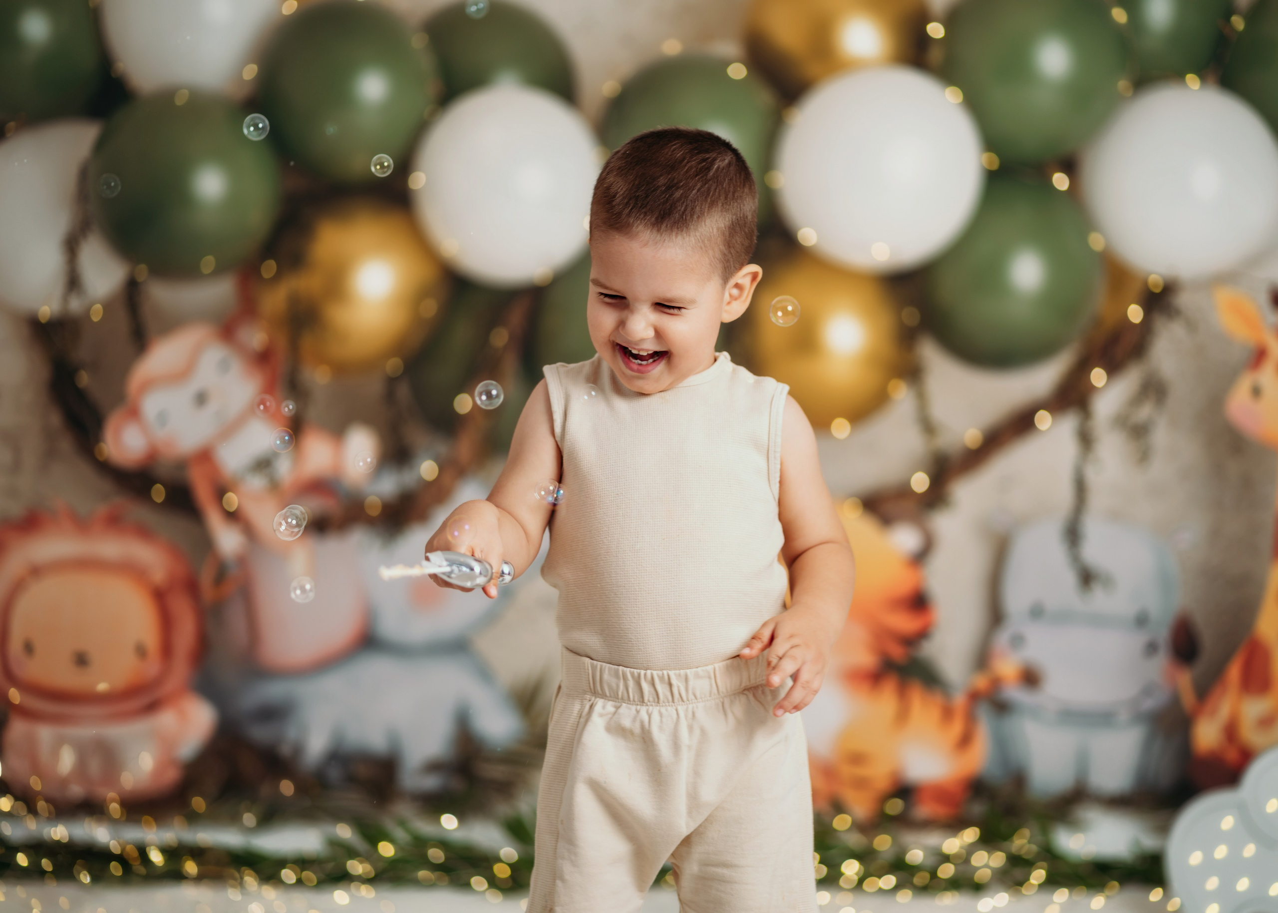 Cake smash Beograd – safari tema sa lavom i balonima za prvi rođendan