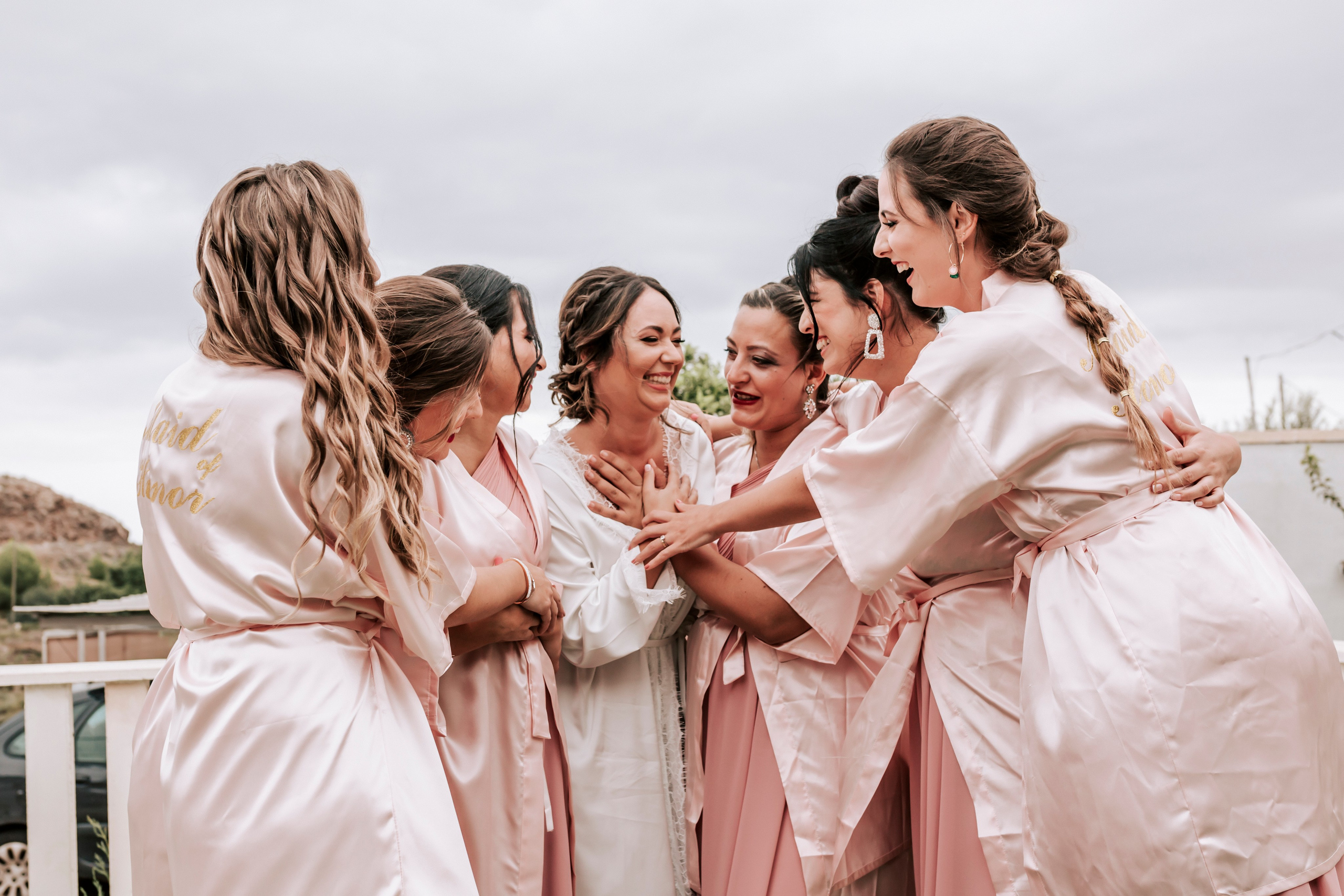 Grupo de amigas celebrando al aire libre, brindando durante la boda en un ambiente festivo y natural