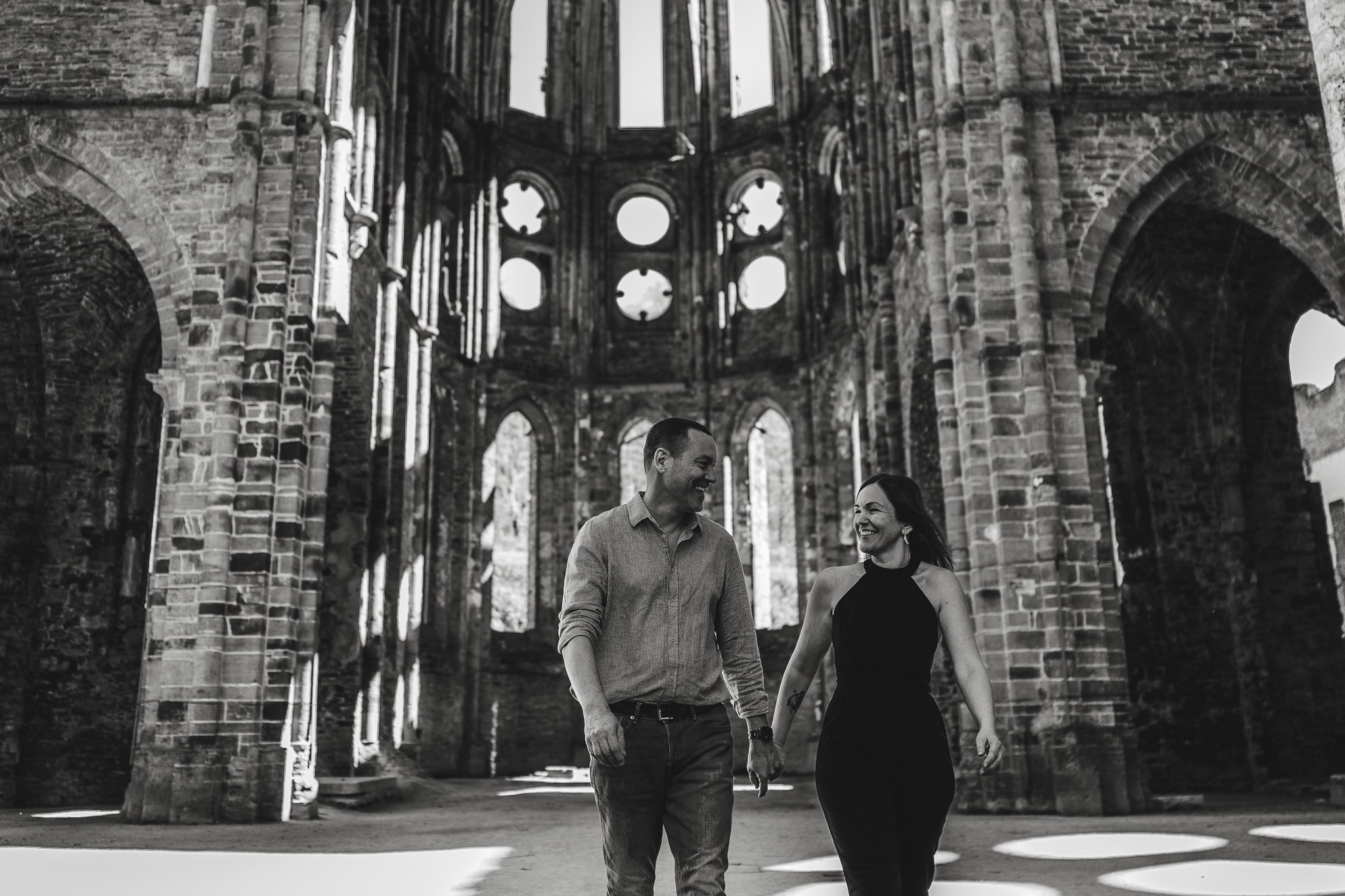 Romantische silhouetten tijdens loveshoot in abdijruïnes - Kapture Fotografie