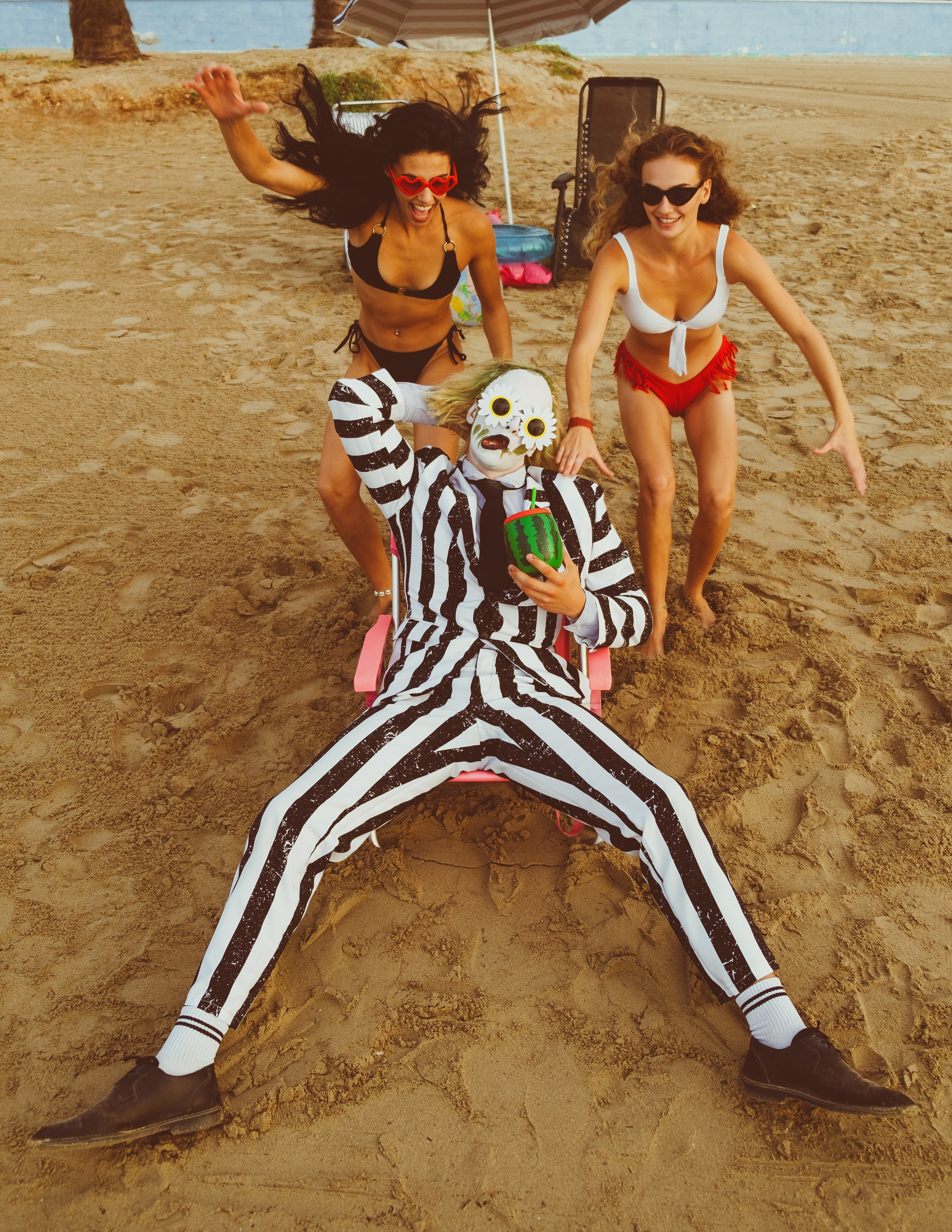 Beetlejuice на море: Экспериментальная фотосессия с цирковыми артистами — Фотограф Андрей Луковников