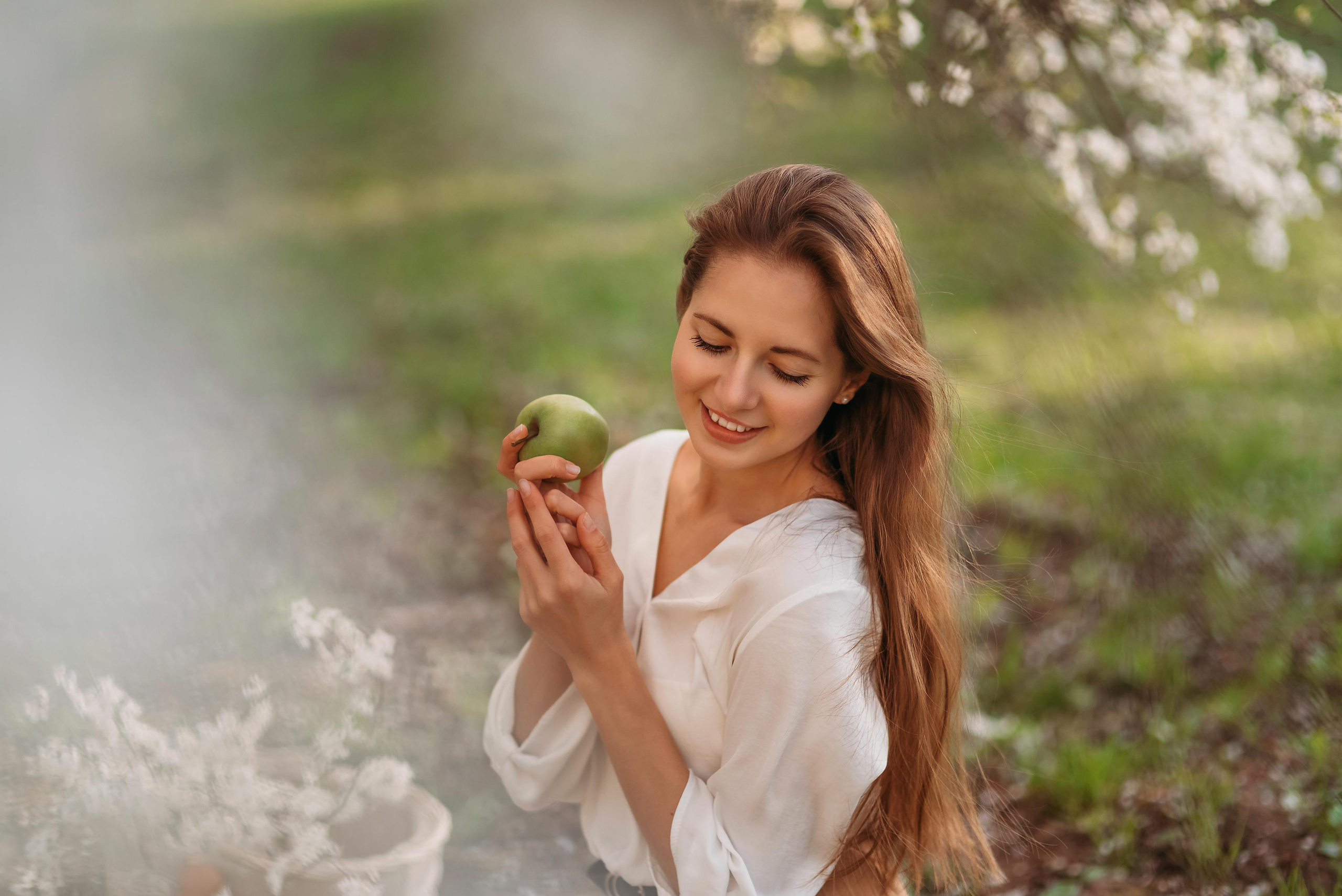 Съёмка в цветущих садах. Семейный фотограф и фотограф новорожденных в Вильнюсе Ирина Беленкевич