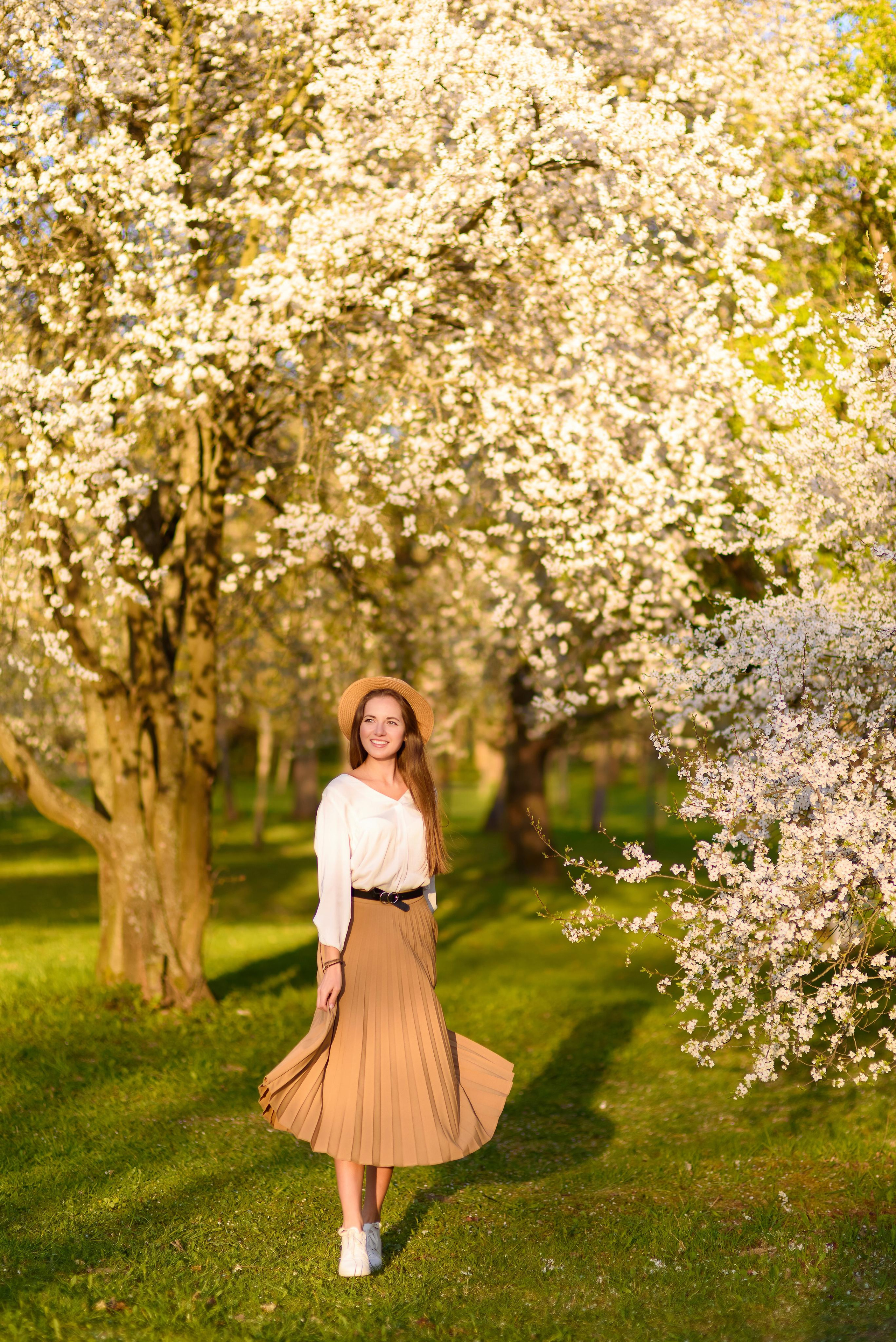 Съёмка в цветущих садах. Семейный фотограф и фотограф новорожденных в Вильнюсе Ирина Беленкевич