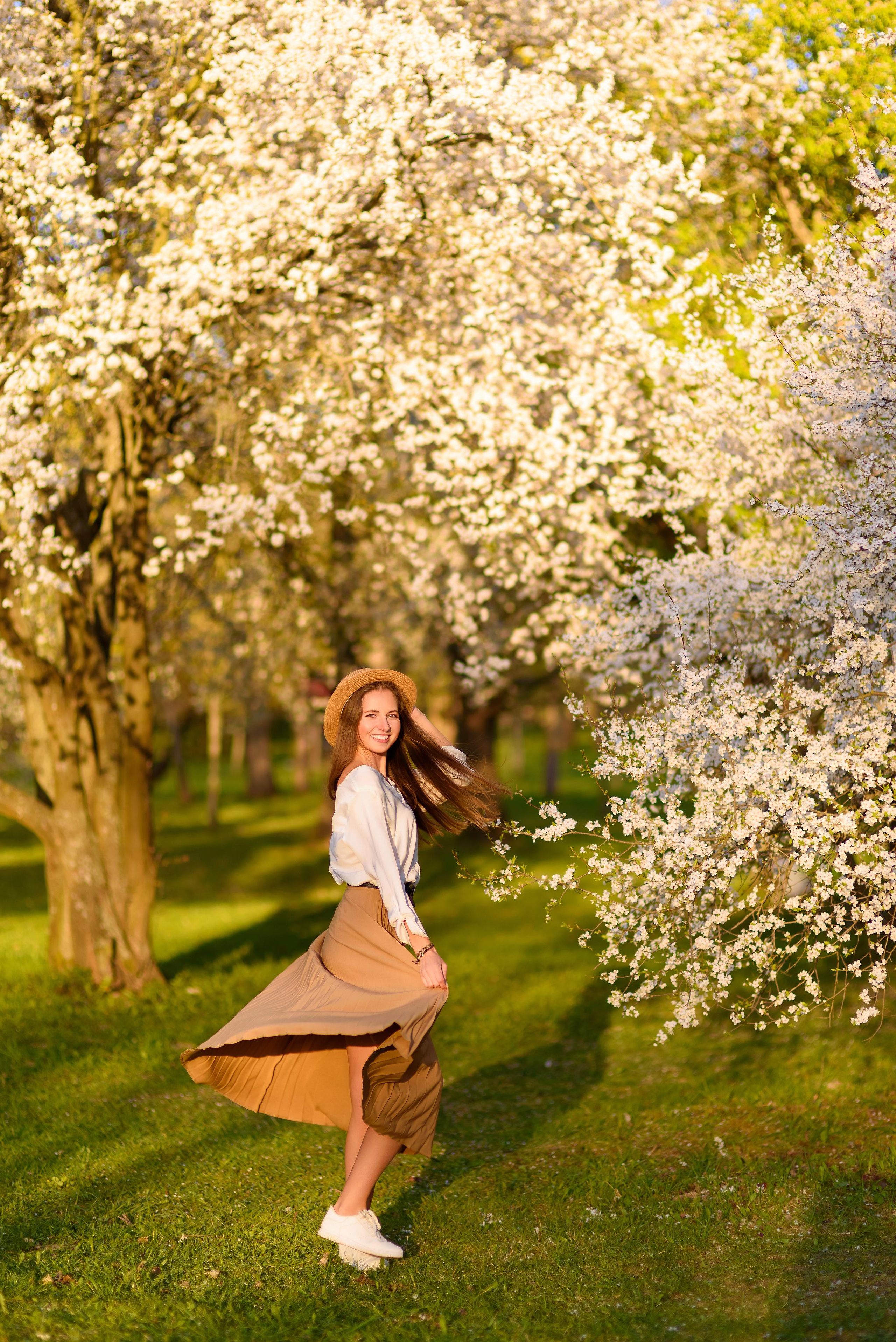 Съёмка в цветущих садах. Семейный фотограф и фотограф новорожденных в Вильнюсе Ирина Беленкевич