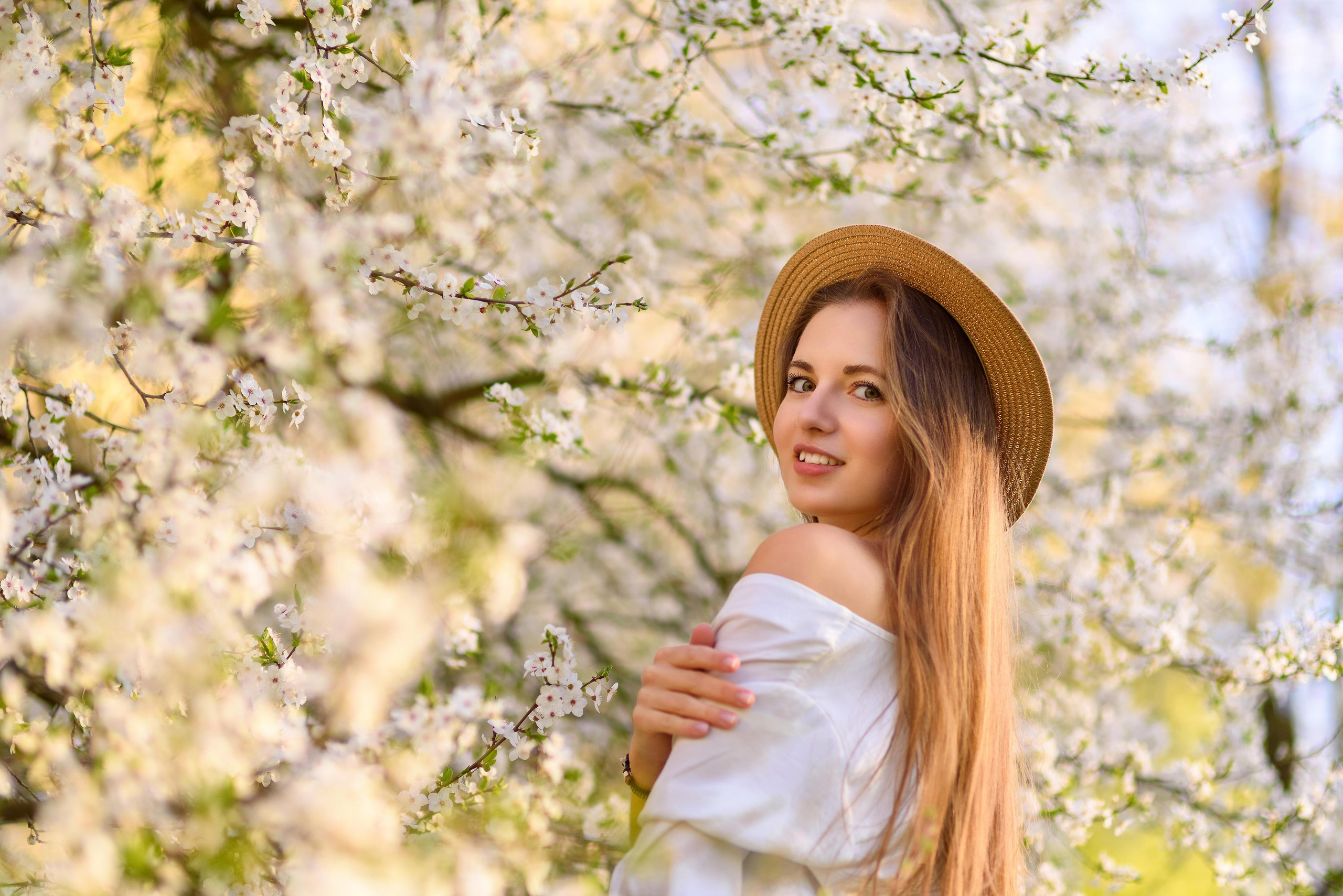 Съёмка в цветущих садах. Семейный фотограф и фотограф новорожденных в Вильнюсе Ирина Беленкевич