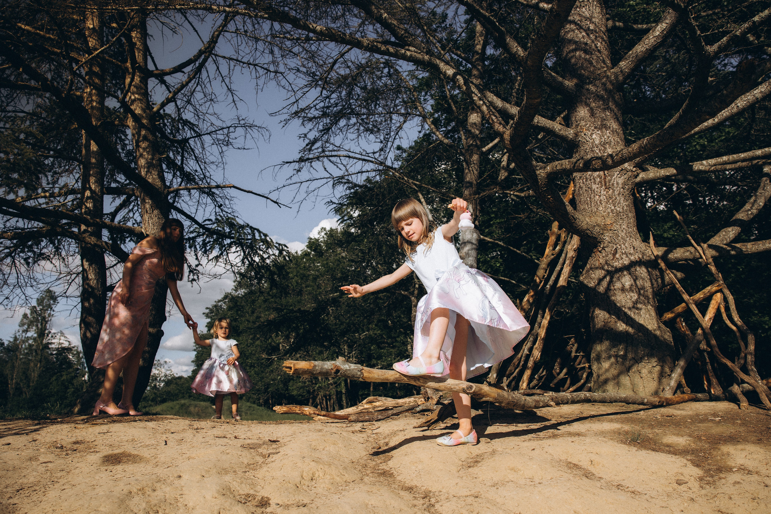 Séance photo en famille Forêt de Bouconne. Eugénie Smirnova — photographe à Toulouse et dans le sud-ouest de la France