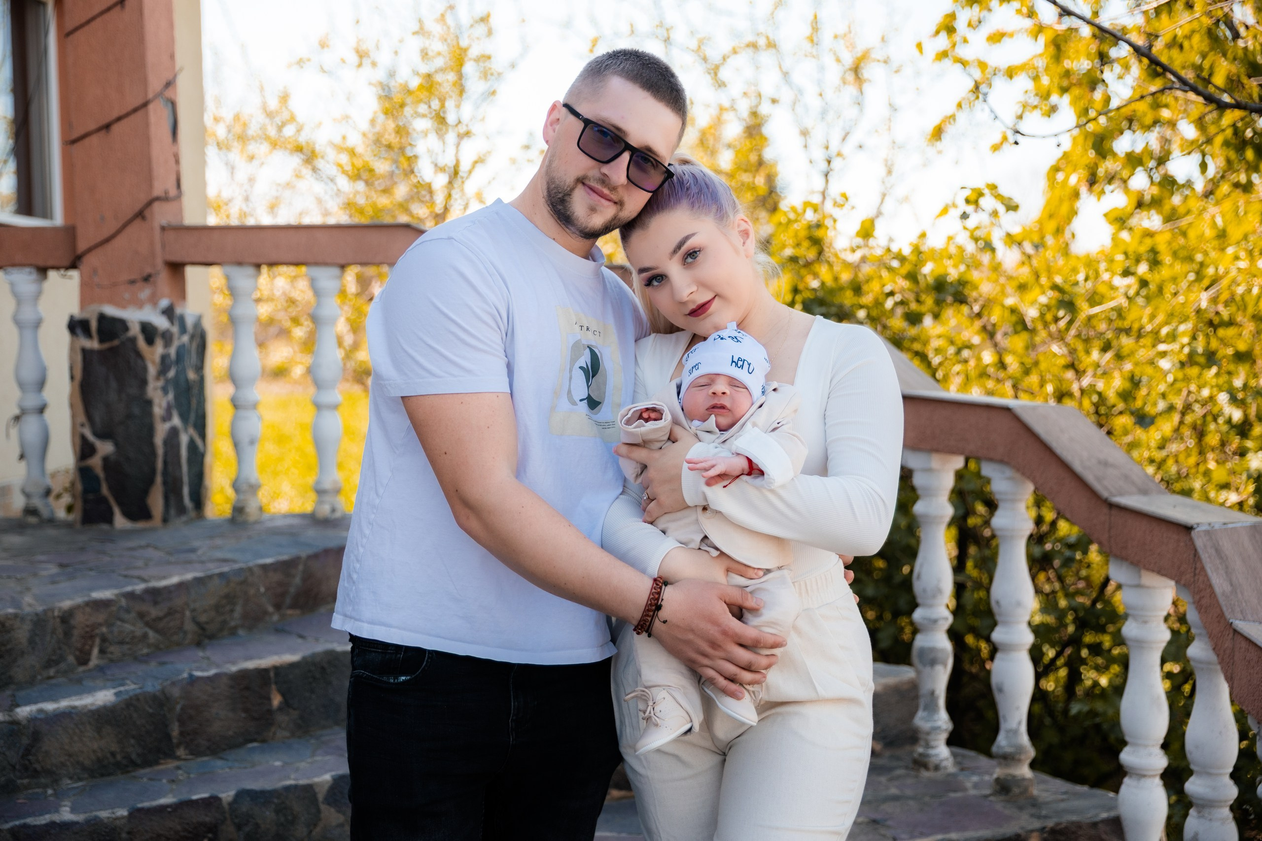 - Preotul ținându-l pe micuțul Mathias Gabriel la botez, în biserica Înălțarea Domnului, Copălău  - Detalii de la botezul lui Mathias – lumânare, trusou și icoană  - Familia lui Mathias Gabriel alături de micuț, în ziua botezului  - Portret emoționant cu mama și bebelușul în brațe, în biserică,fotograf profesionist evenimente Botoșani, Iași, Suceava, Fălticeni, Bacău, Pașcani, Roman - AlinoFotoStudio by Alin Chirilă - servicii foto nuntă, botez, cununie, ședințe foto creative, albume personalizate, fotografii emoționante și calitative pentru cele mai importante momente din viață,fotograf nuntă Botoșani Alin Chirilă,  ședință foto botez Iași - AlinoFotoStudio,  servicii fotograf profesionist evenimente Suceava,  fotograf cununie civilă Fălticeni - Alin Chirilă,  album foto nuntă personalizat Bacău.“Bebeluș botezat în biserică, ținut în brațe de nași”	•	“Detaliu cu lumânarea de botez decorată cu flori albe”	•	“Părinți emoționați alături de copilul lor la ceremonia de botez”	•	“Masa festivă de botez cu decor tematic și tort personalizat”	•	“Momentul în care preotul toarnă apă sfințită pe fruntea bebelușului”	“Bebeluș în rochie albă de botez, zâmbind în brațele mamei”	•	“Detaliu cu cruciulița de botez așezată pe o pernă de satin”	•	“Părinți și nași aprinzând lumânările în timpul ceremoniei de botez”	•	“Tort de botez decorat cu figurine tematice și numele copilului”	•	“Copil botezat dormind liniștit în pătuțul decorat festiv”	•	“Momentul în care preotul binecuvântează copilul în fața altarului”	•	“Invitați adunându-se în jurul mesei festive la petrecerea de botez”	•	“Bebeluș ținând în mână o jucărie personalizată primită la botez”	•	“Familie fericită pozând împreună după ceremonia de botez”	•	“Decor tematic cu baloane și flori la locația petrecerii de botez” fotograf Botoșani fotograf evenimente fotograf botez Alin Chirila fotograf alinofotostudio.fotograf botez Amelis Maria, fotografie botez Botoșani, fotograf Alin Chirilă, amintiri botez, fotografii botez, botez Amelis Maria, fotograf copii, fotografie botez în Botoșani,