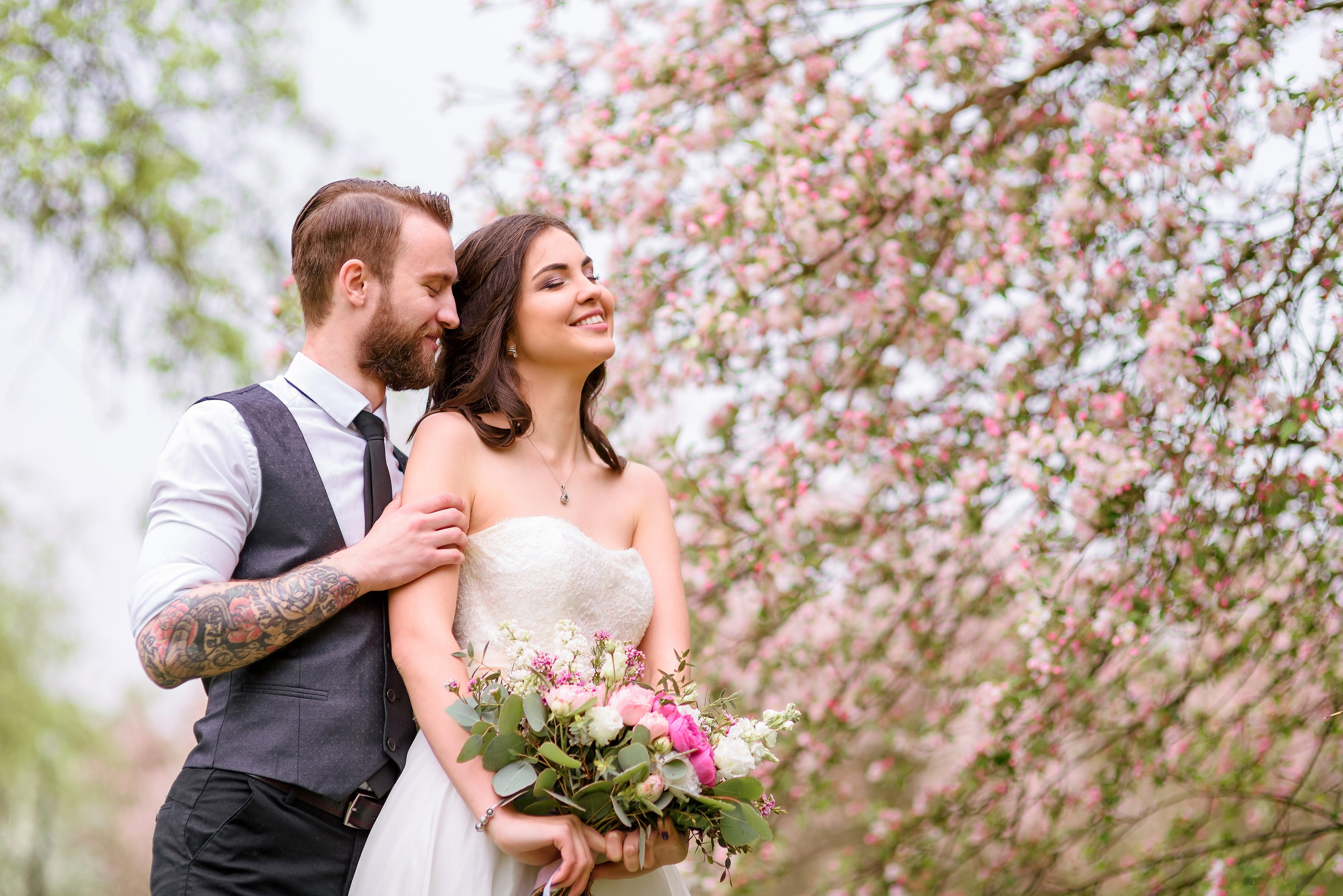 Свадебная прогулка в цветущем саду. Семейный фотограф и фотограф новорожденных в Вильнюсе Ирина Беленкевич