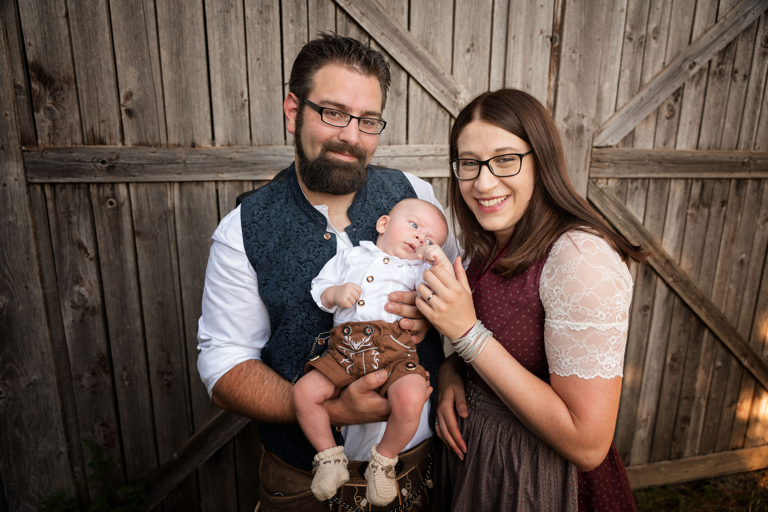 Junge Familie in bayerischen Trachten