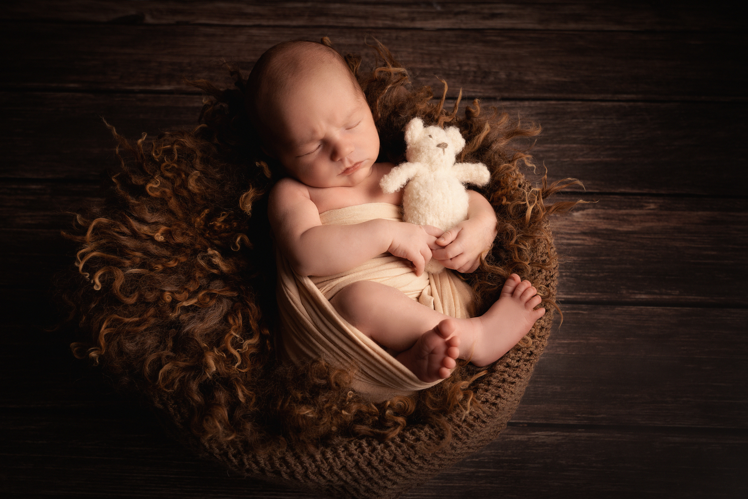 Geborgene Atmosphäre: Neugeborenes in einer gemütlichen Decke