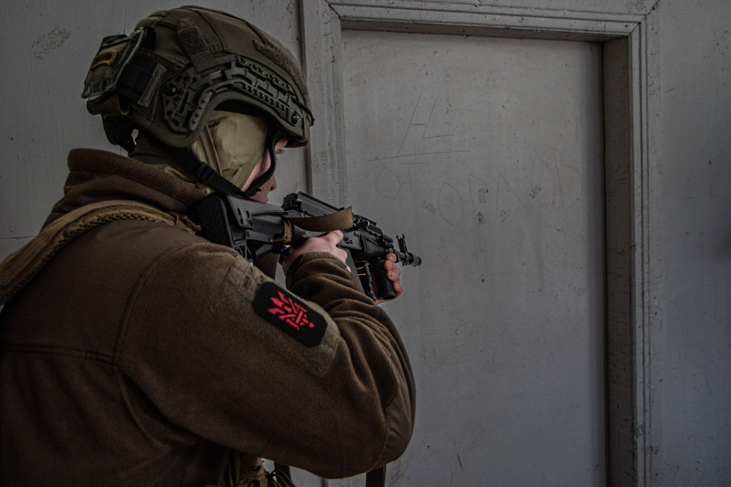 Un soldat ukrainien en exercice dans une base dans les environs de Kyiv.