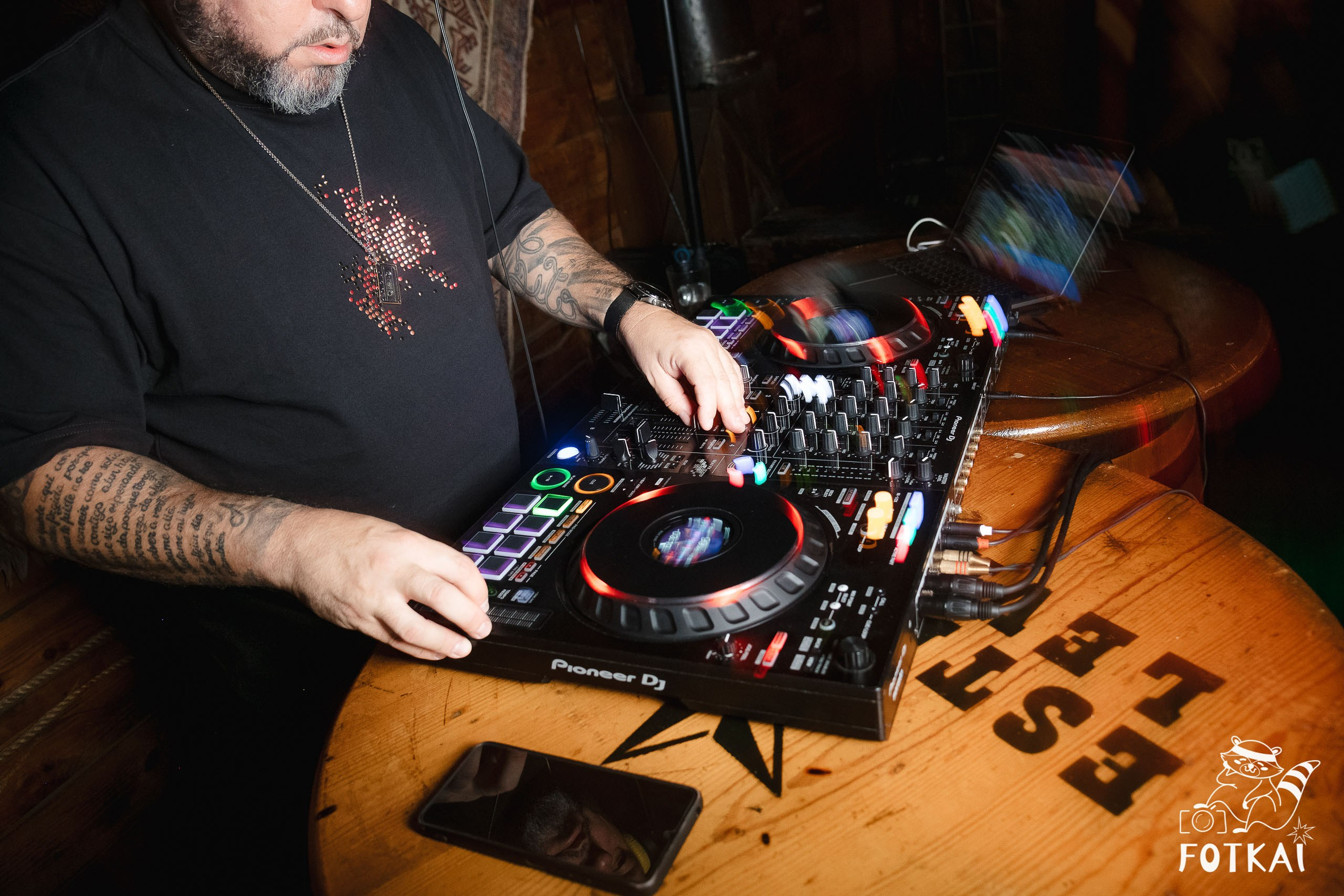 Fiesta Víspera de Festivo en El Paso Rock Bar – Hip Hop Old School | Reportaje fotográfico 08.10.2025 | FOTKAI