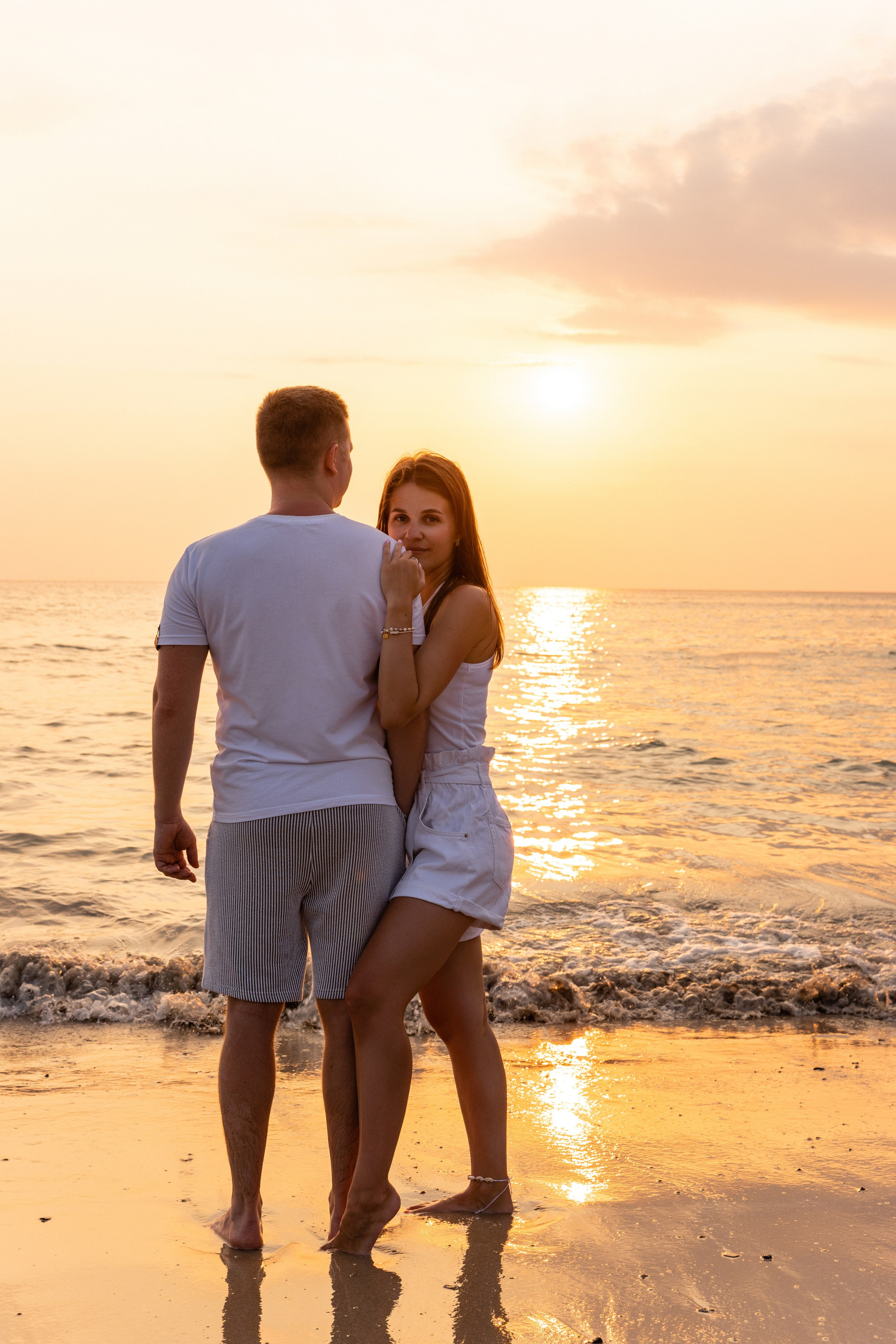 Love Story на Пхукете: фотосессия для пары на пляже Карон. Фотограф на Пхукете в Таиланде