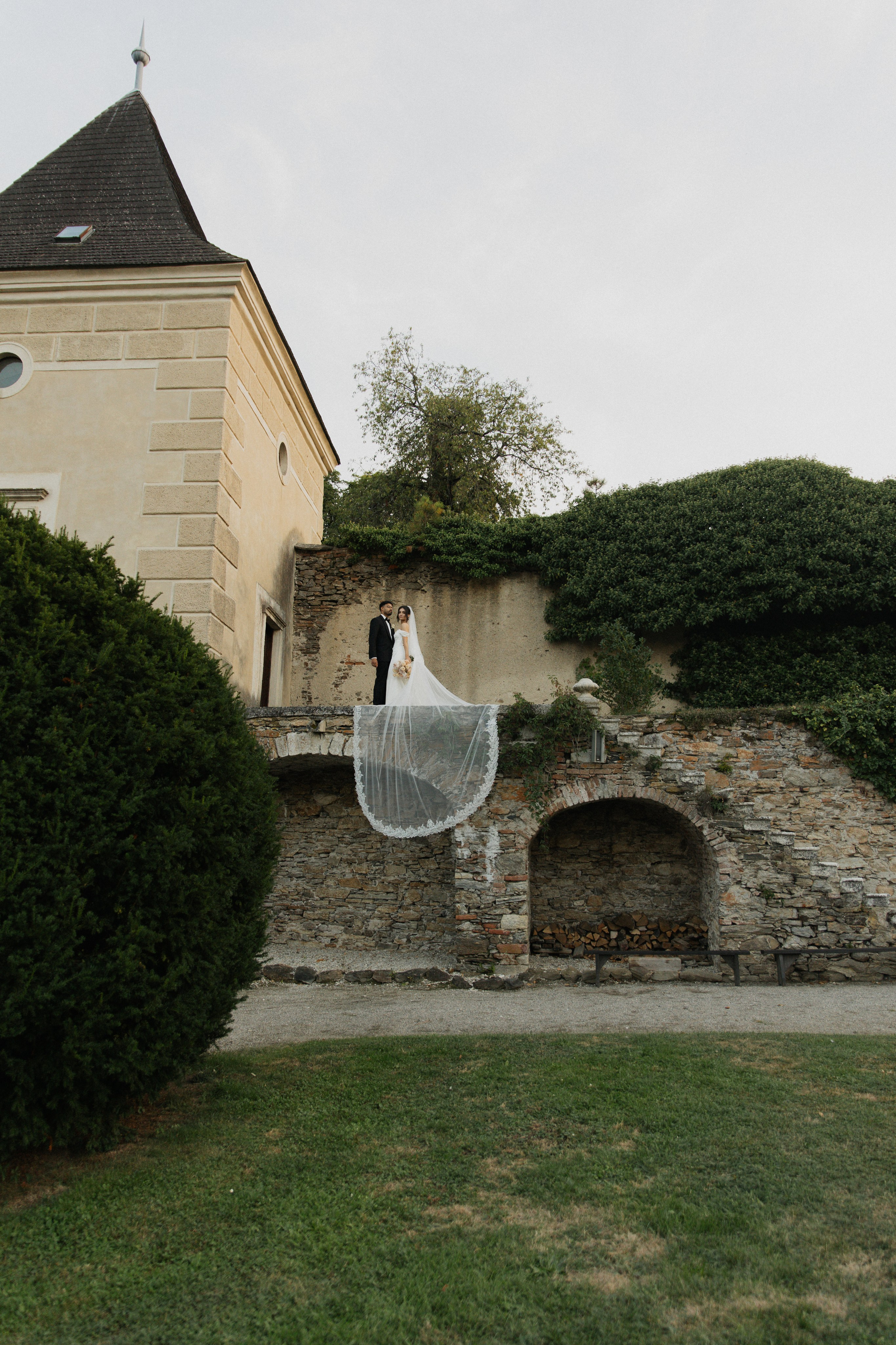 Elegant Castle Wedding in Austria | Alwin & Ruth’s Fairytale Celebration. Wedding photographer and videographer based in Timisoara, Romania