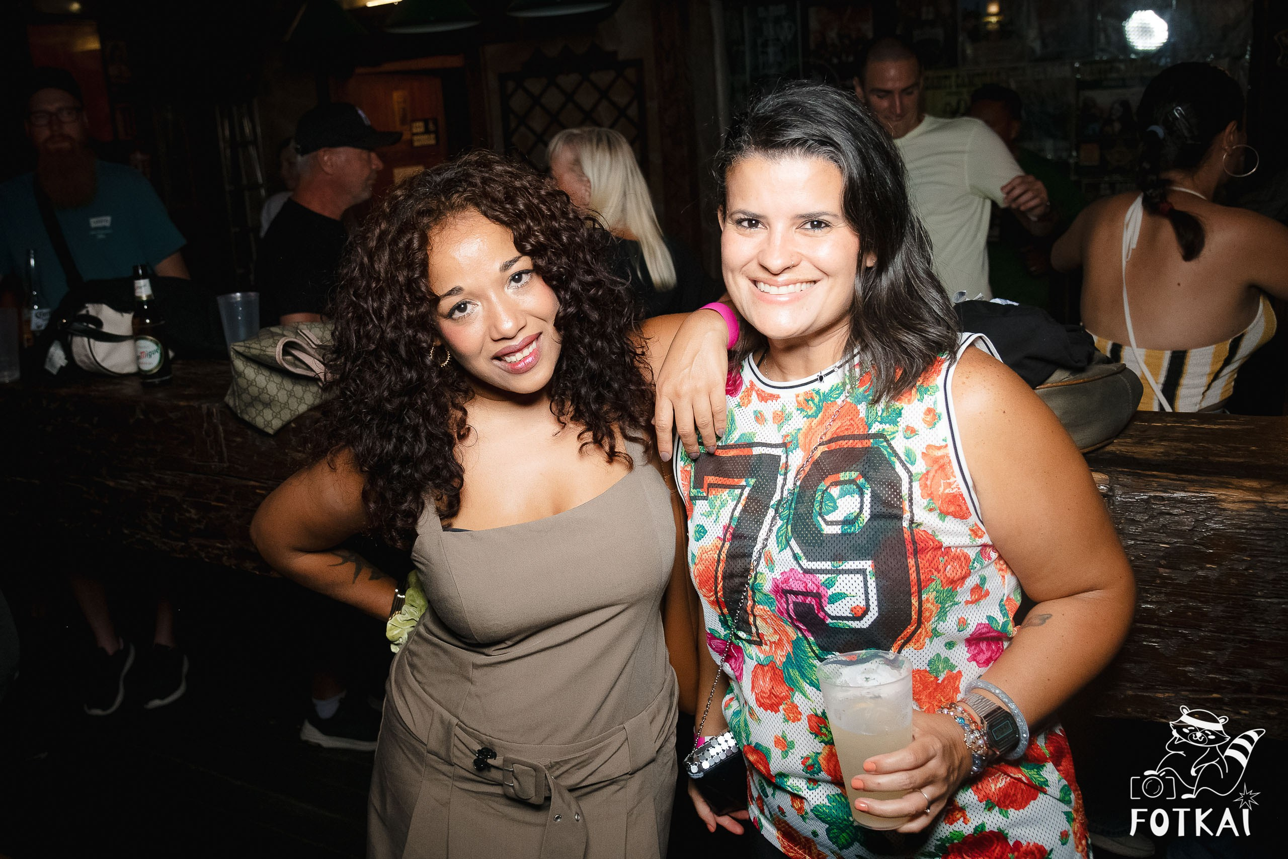 Fiesta Víspera de Festivo en El Paso Rock Bar – Hip Hop Old School | Reportaje fotográfico 08.10.2025 | FOTKAI