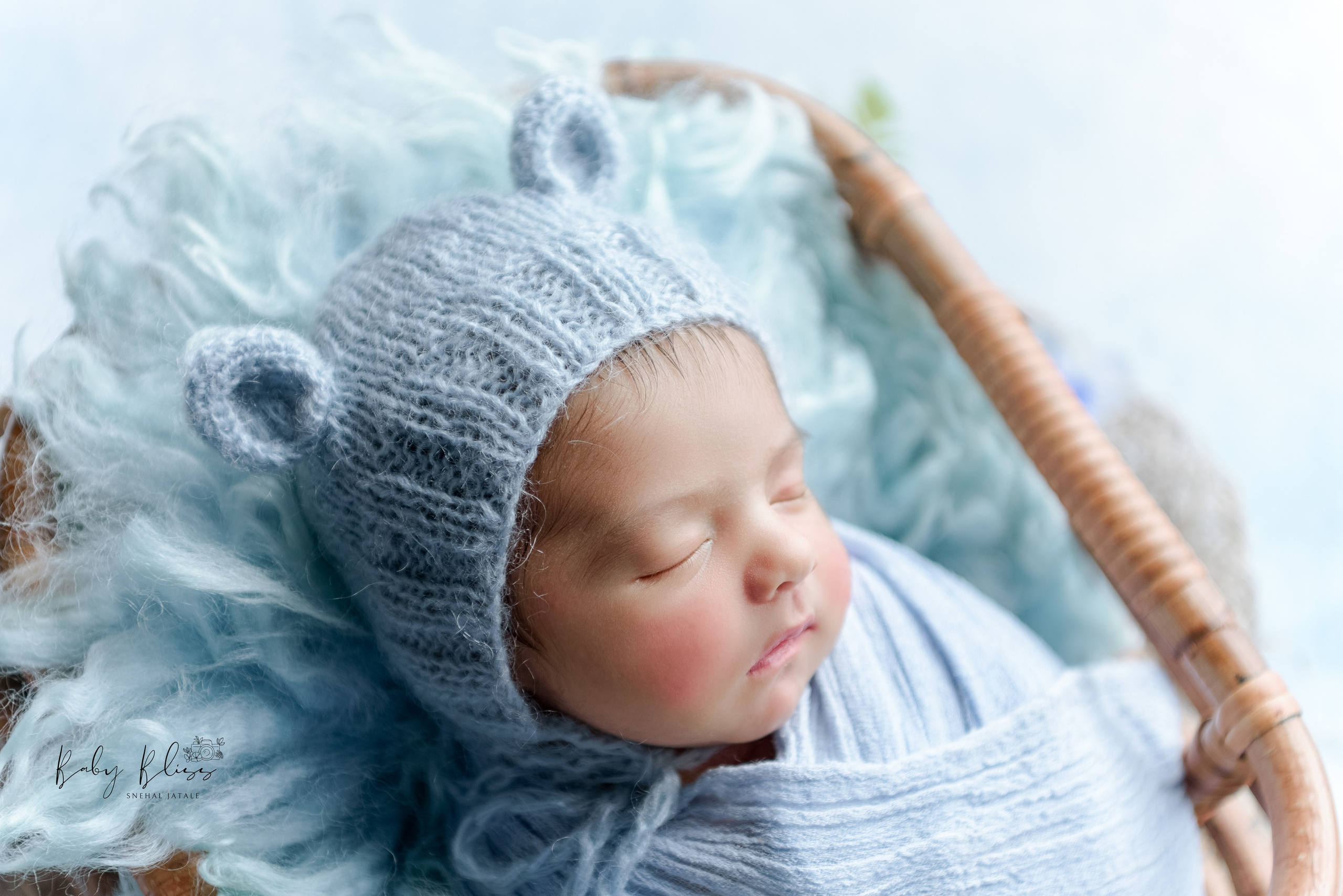 Best newborn photographer in Doha, Qatar. Best infant photoshoot in Doha, Qatar. Newborn photo session in Doha Qatar, baby, sitter, cake smash, pre-birthday, maternity, family photographer in Doha, Qatar