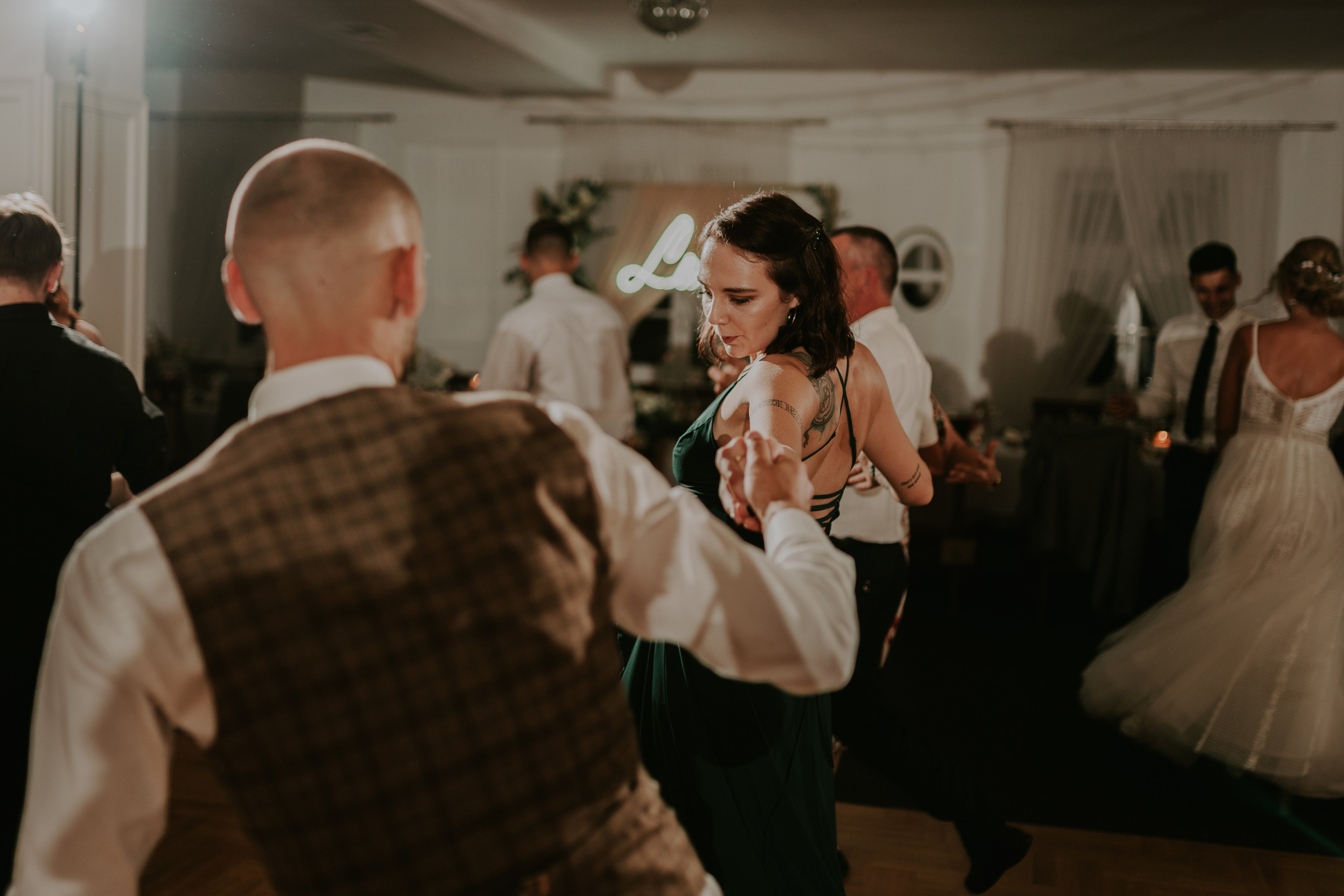 Dwór Wierzbno: plenerowy ślub pod wierzbą. Karkowskafoto - fotografia miłości