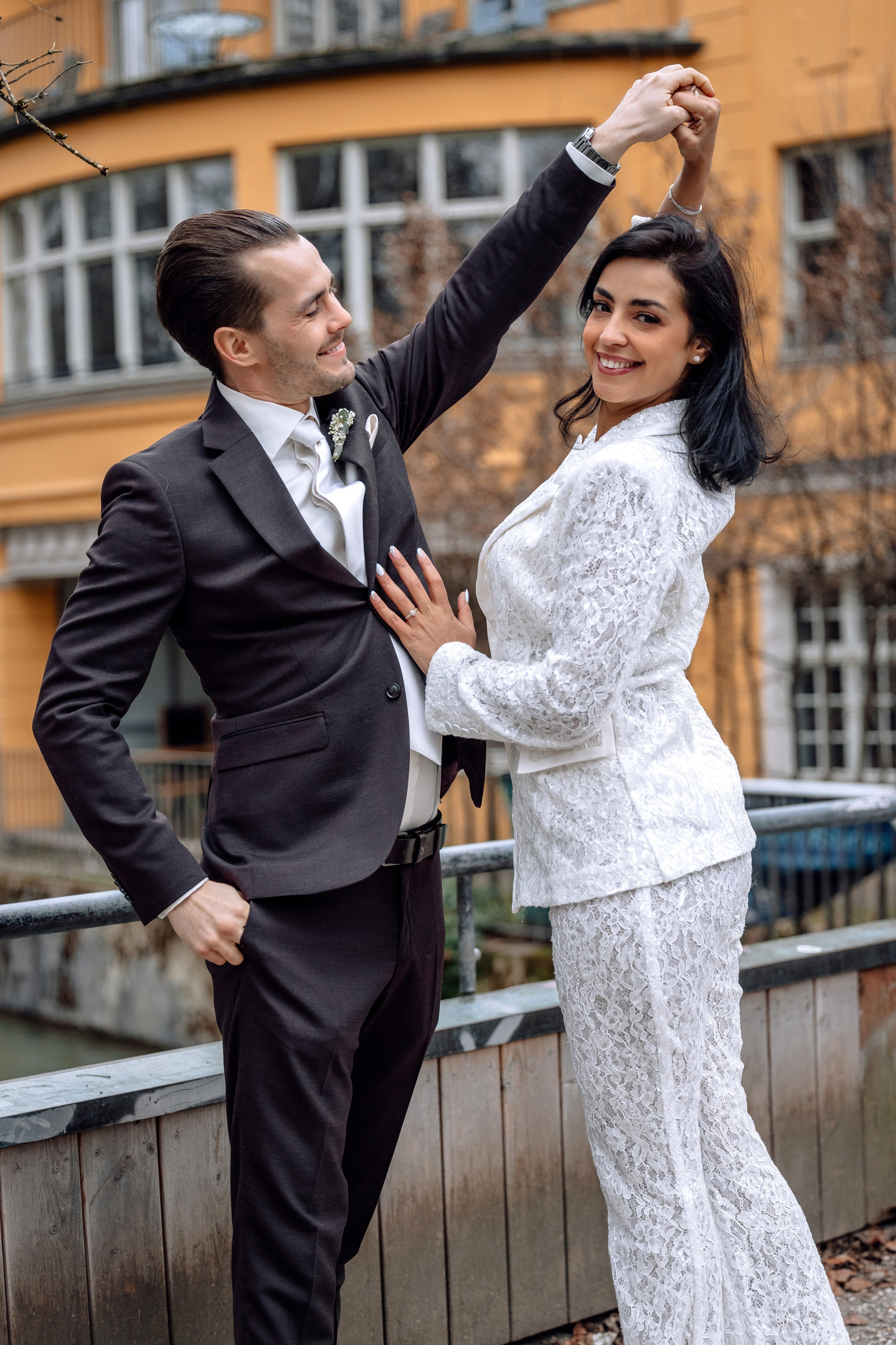 Baut und Bräutigam stehen am Rande des Baches – Zuneigung und Küsse Mandlstraße 14