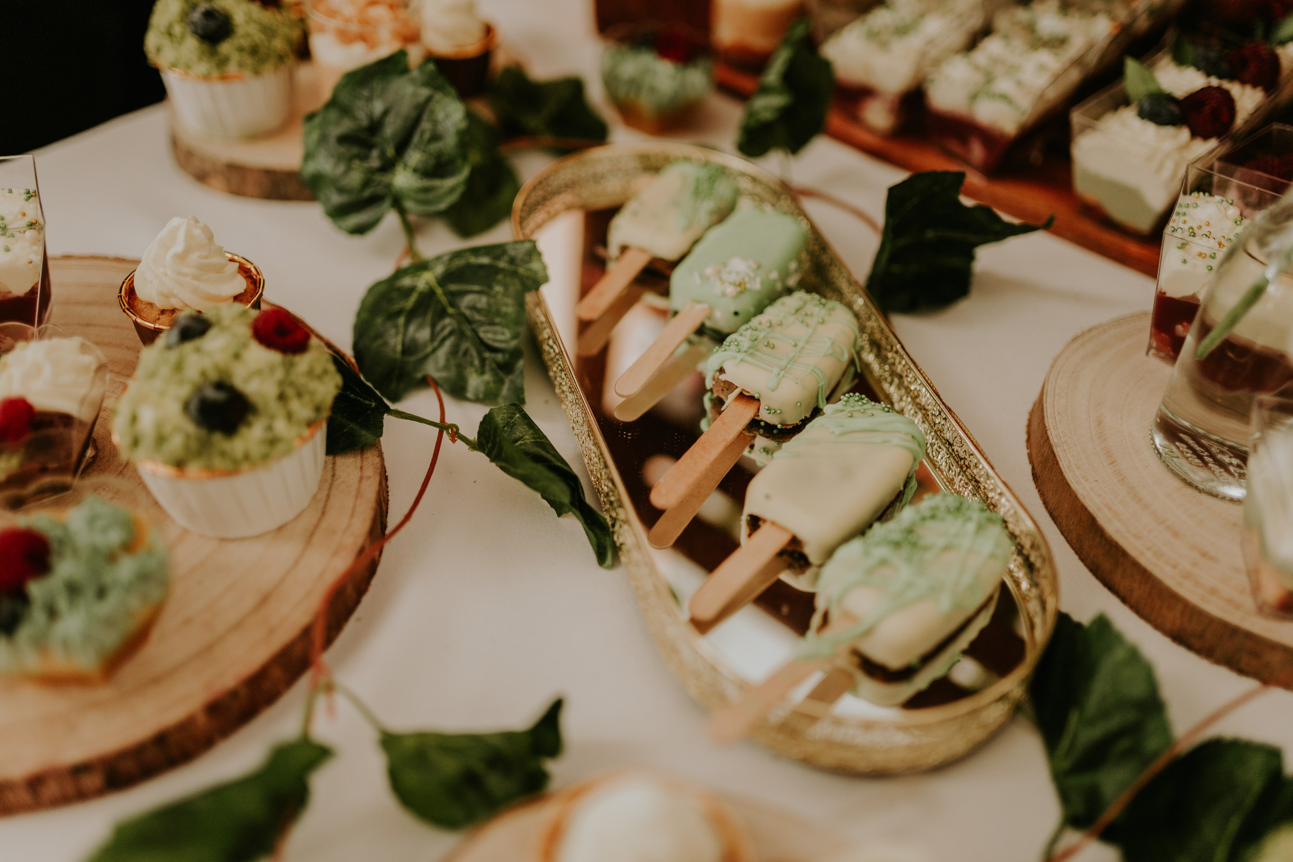 Dwór Wierzbno: plenerowy ślub pod wierzbą. Karkowskafoto - fotografia miłości