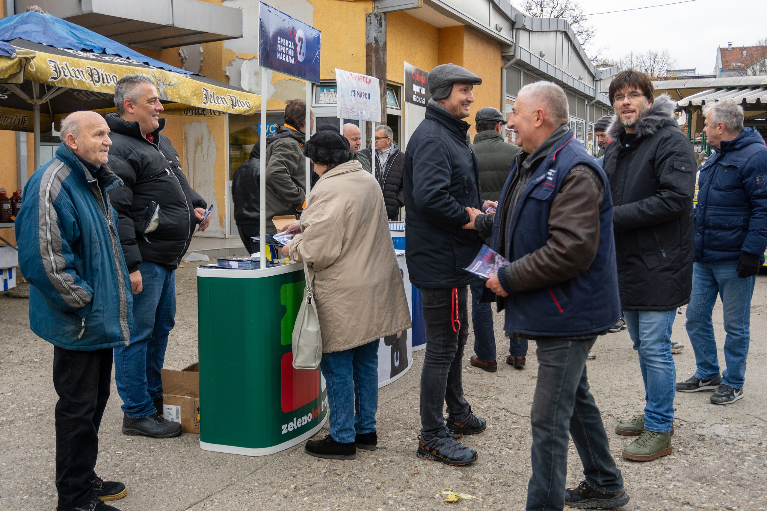Листа „Србија против насиља” на градској пијаци упознавала грађане са програмом. Lokalni Front VA