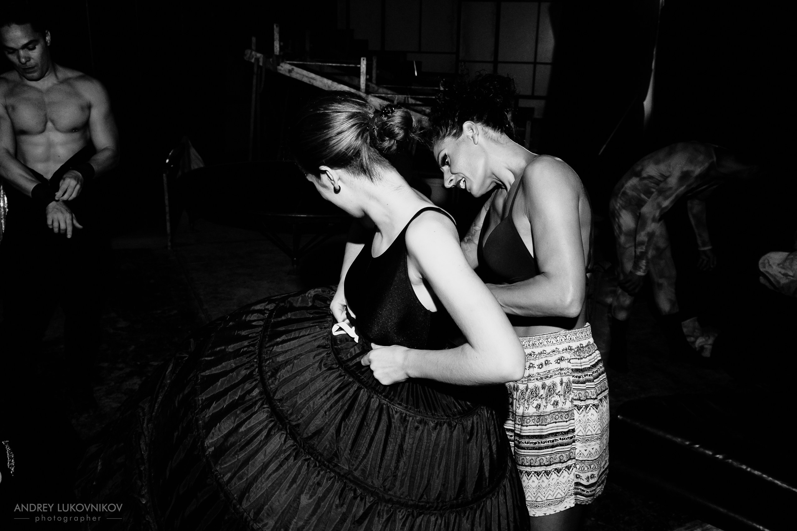 Sesión de fotos entre bastidores en El Circo Encantado: la vida de los artistas tras bambalinas