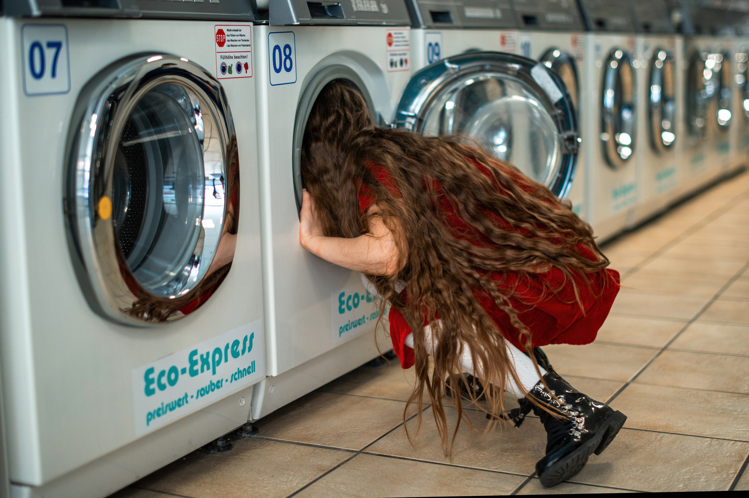Kleines Shooting im Waschsalon mit einer wunderschönen langhaarigen Sara. Newbornfotograf Kinderfotograf Ulm Familienfotograf Anastasia Neu-Ulm