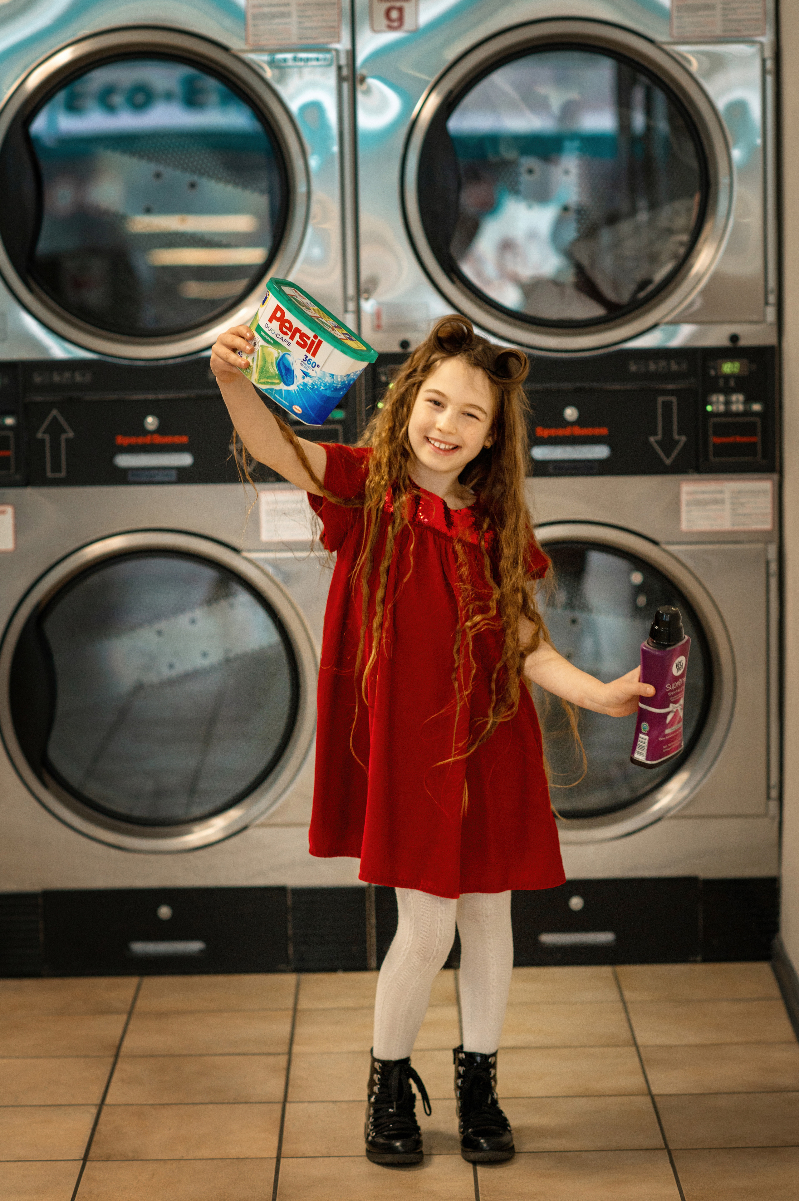 Kleines Shooting im Waschsalon mit einer wunderschönen langhaarigen Sara. Newbornfotograf Kinderfotograf Ulm Familienfotograf Anastasia Neu-Ulm