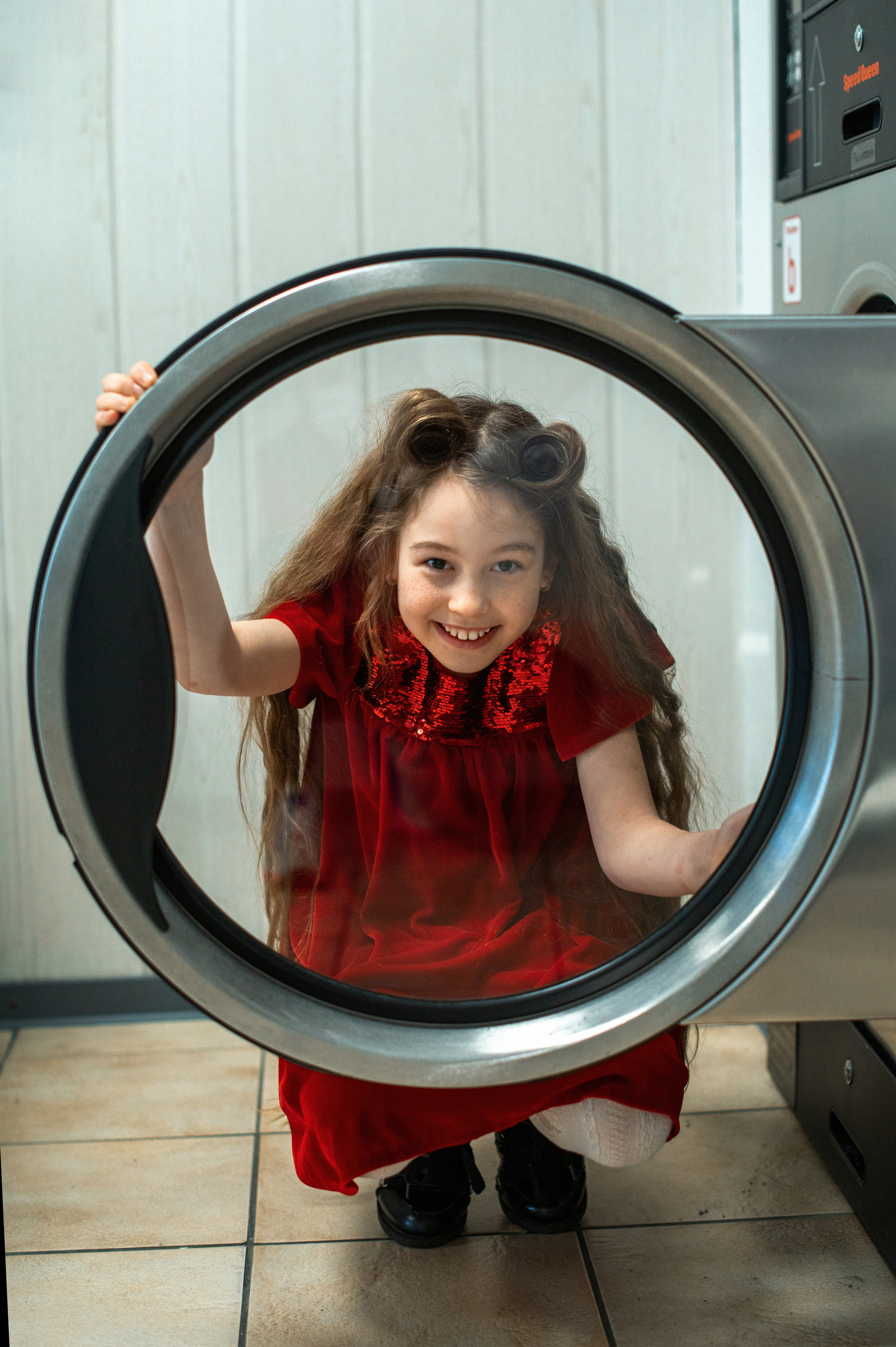 Kleines Shooting im Waschsalon mit einer wunderschönen langhaarigen Sara. Newbornfotograf Kinderfotograf Ulm Familienfotograf Anastasia Neu-Ulm