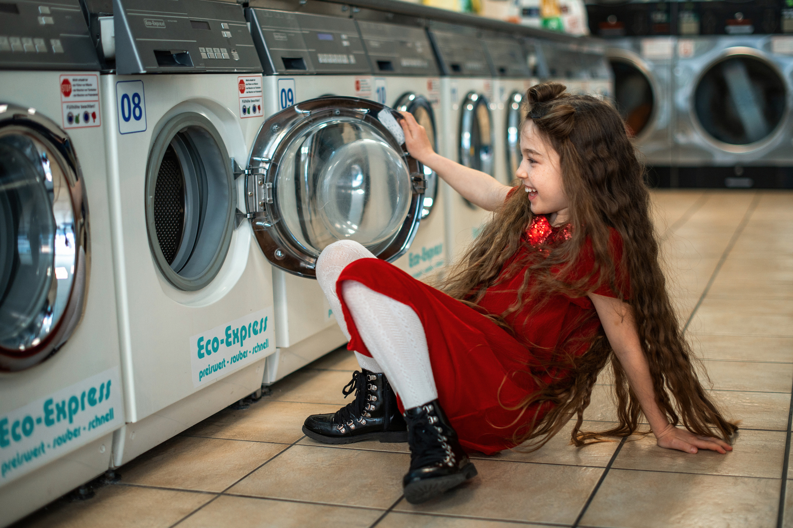 Kleines Shooting im Waschsalon mit einer wunderschönen langhaarigen Sara. Newbornfotograf Kinderfotograf Ulm Familienfotograf Anastasia Neu-Ulm