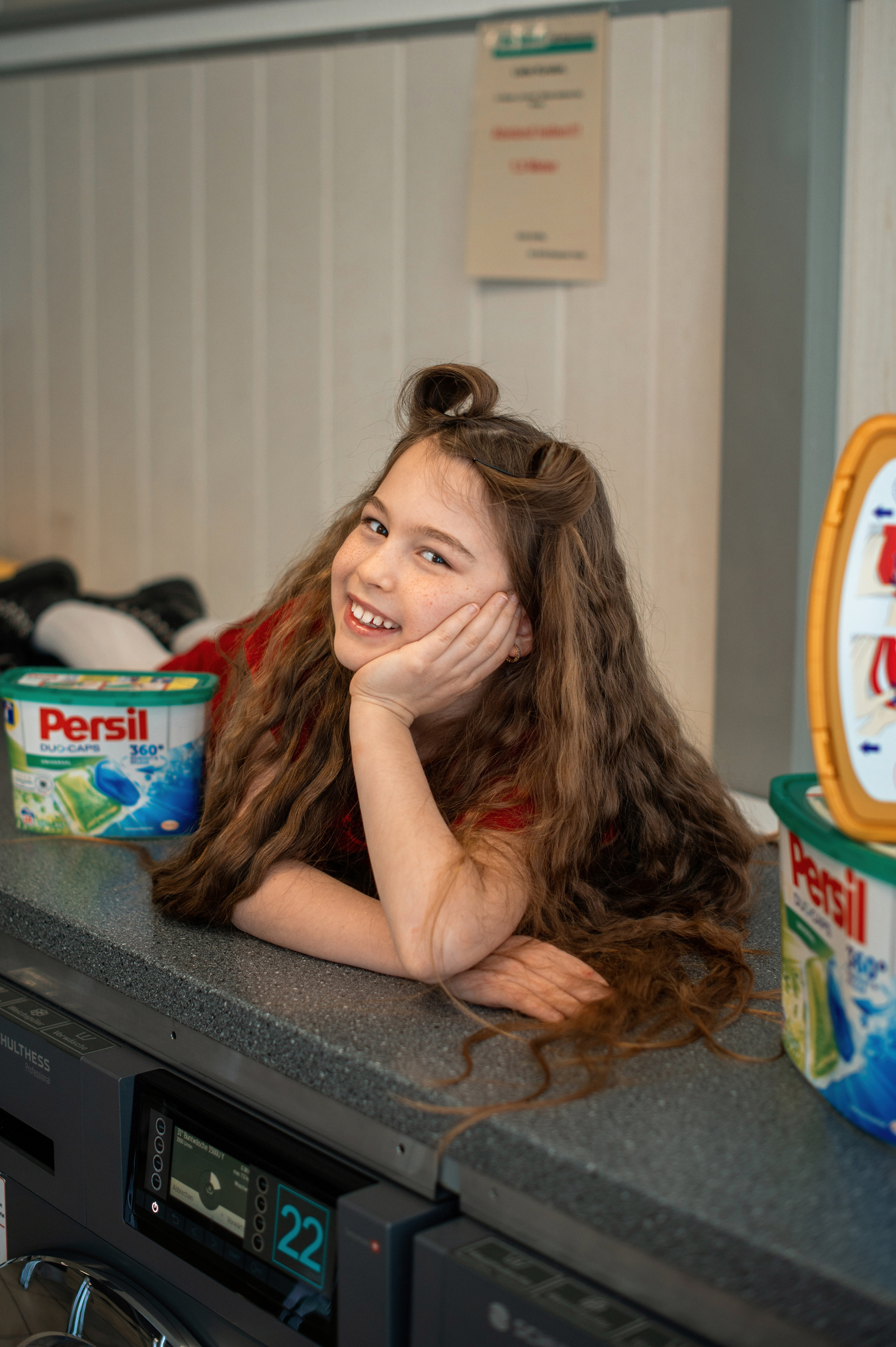 Kleines Shooting im Waschsalon mit einer wunderschönen langhaarigen Sara. Newbornfotograf Kinderfotograf Ulm Familienfotograf Anastasia Neu-Ulm